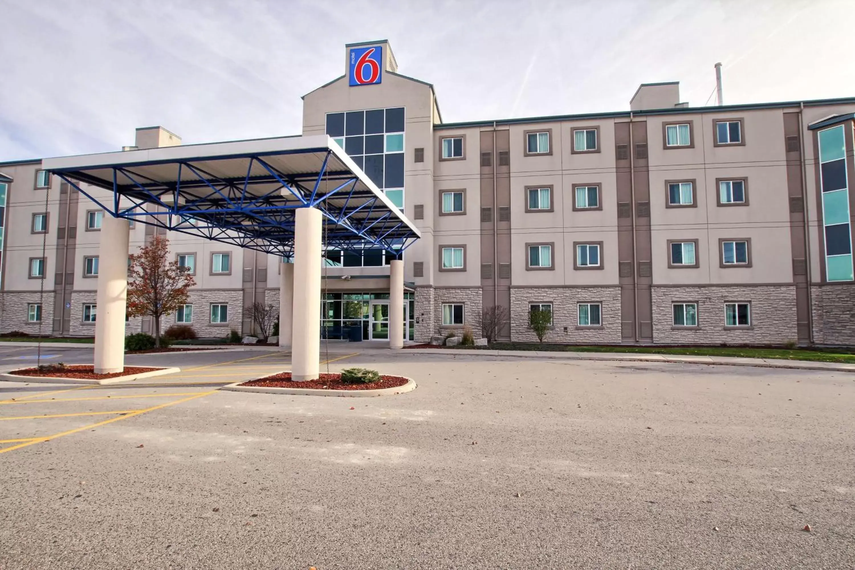 Property building, Facade/Entrance in Motel 6-London, ON - Ontario