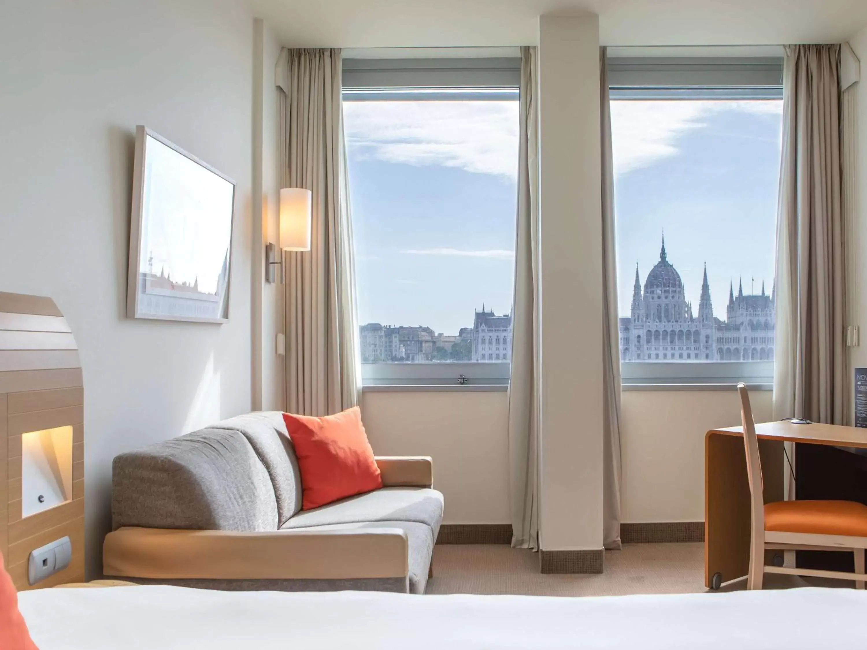 Photo of the whole room, Seating Area in Novotel Budapest Danube