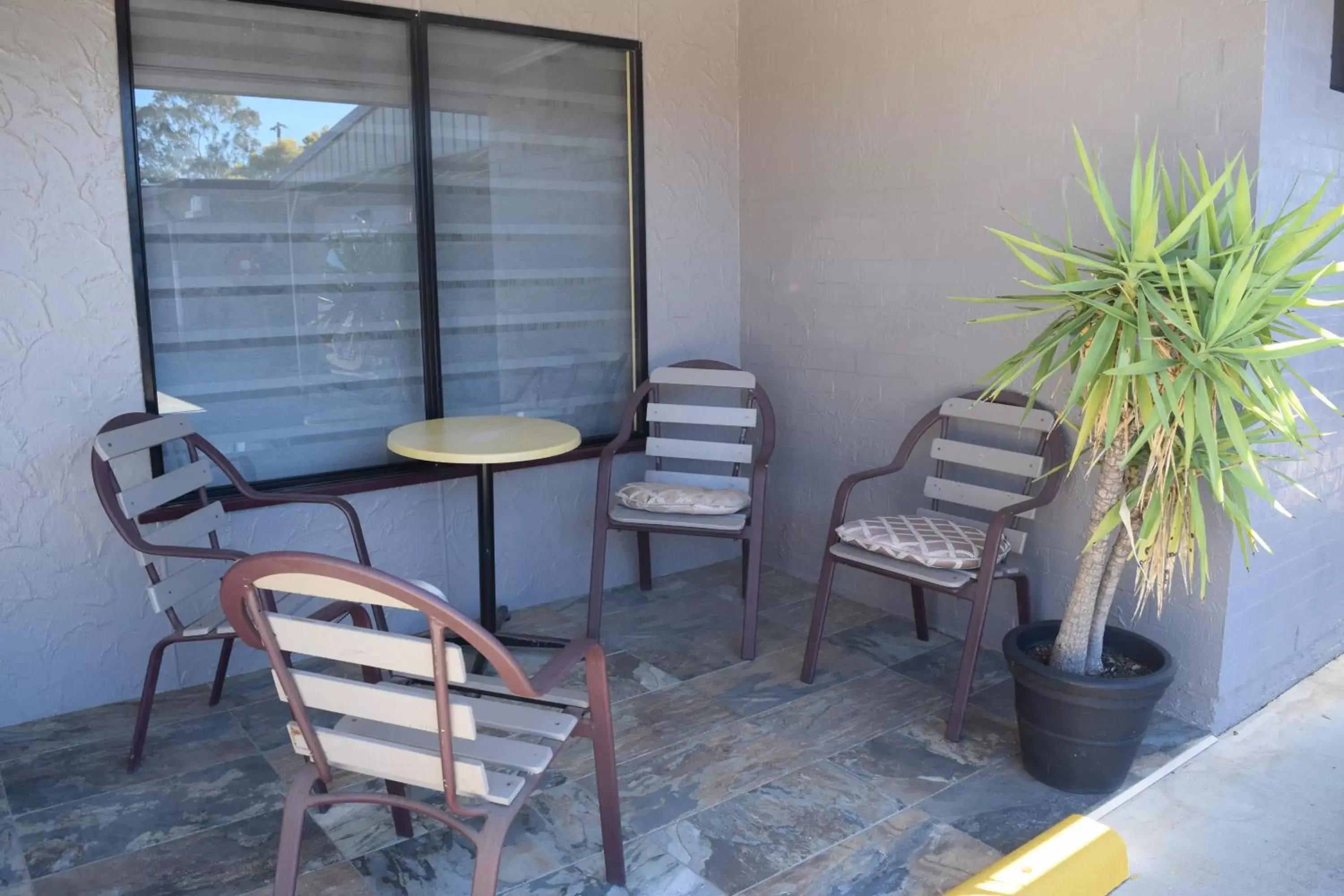 Patio, Seating Area in Warwick Vines Motel