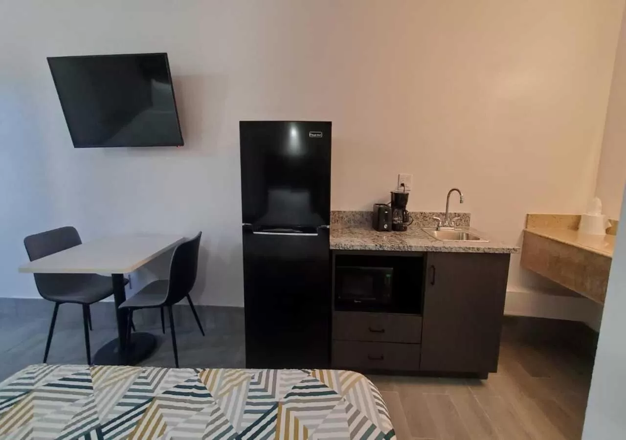 Kitchen or kitchenette, Bed in Crestview Inn