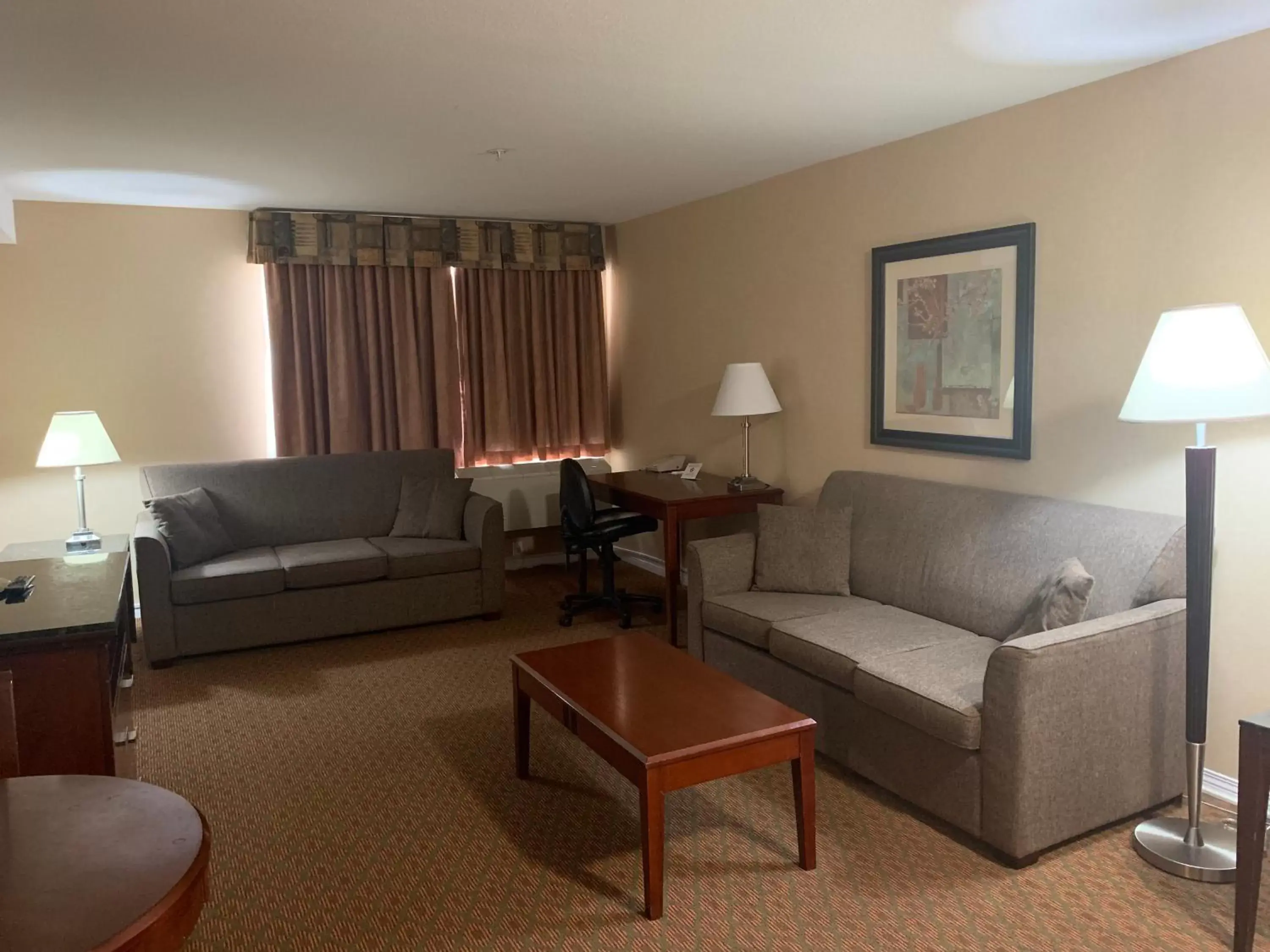 Photo of the whole room, Seating Area in Pacific Inn & Suites Kamloops