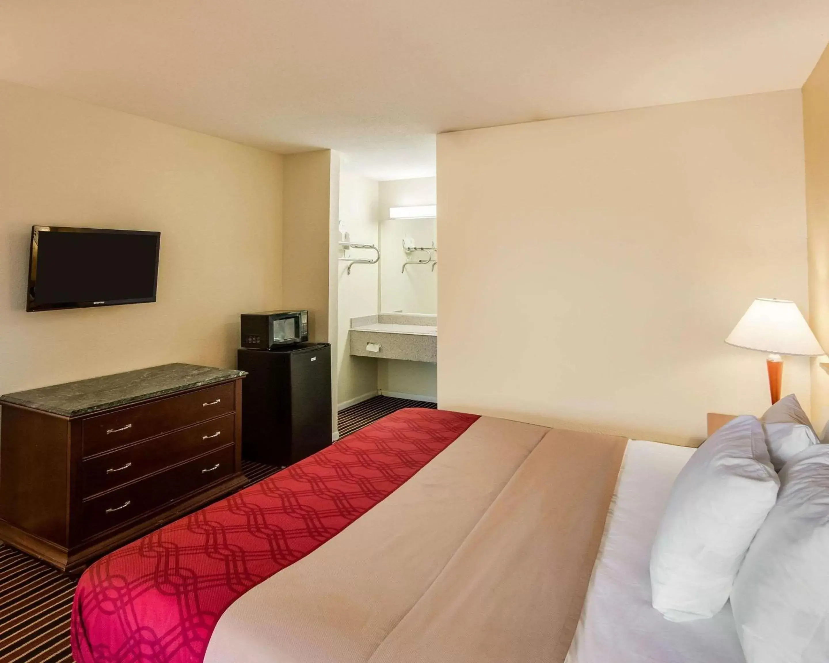 Photo of the whole room, Bed in Rodeway Inn and Suites Hwy 290