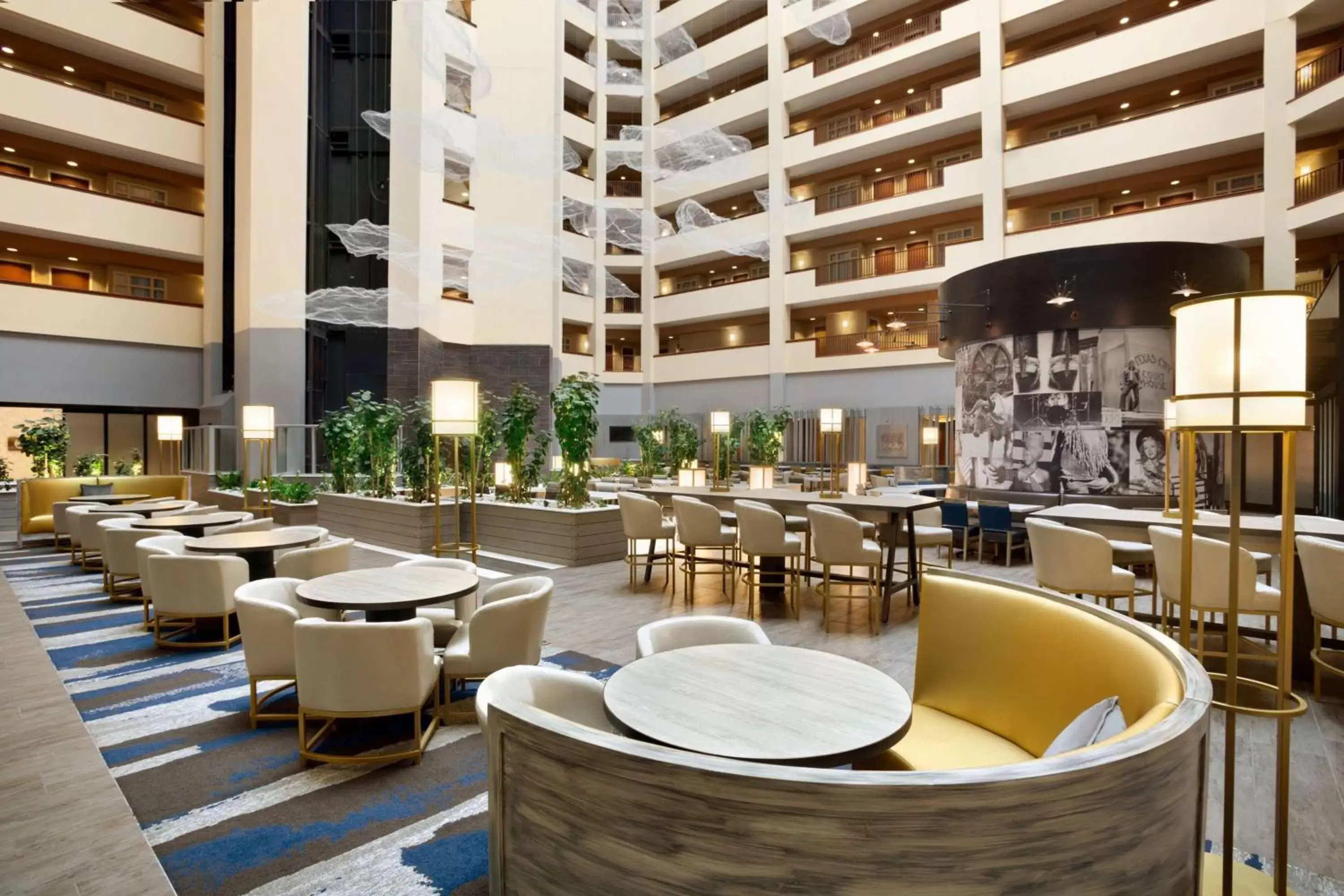Lobby or reception, Lounge/Bar in Embassy Suites Dallas - DFW Airport North