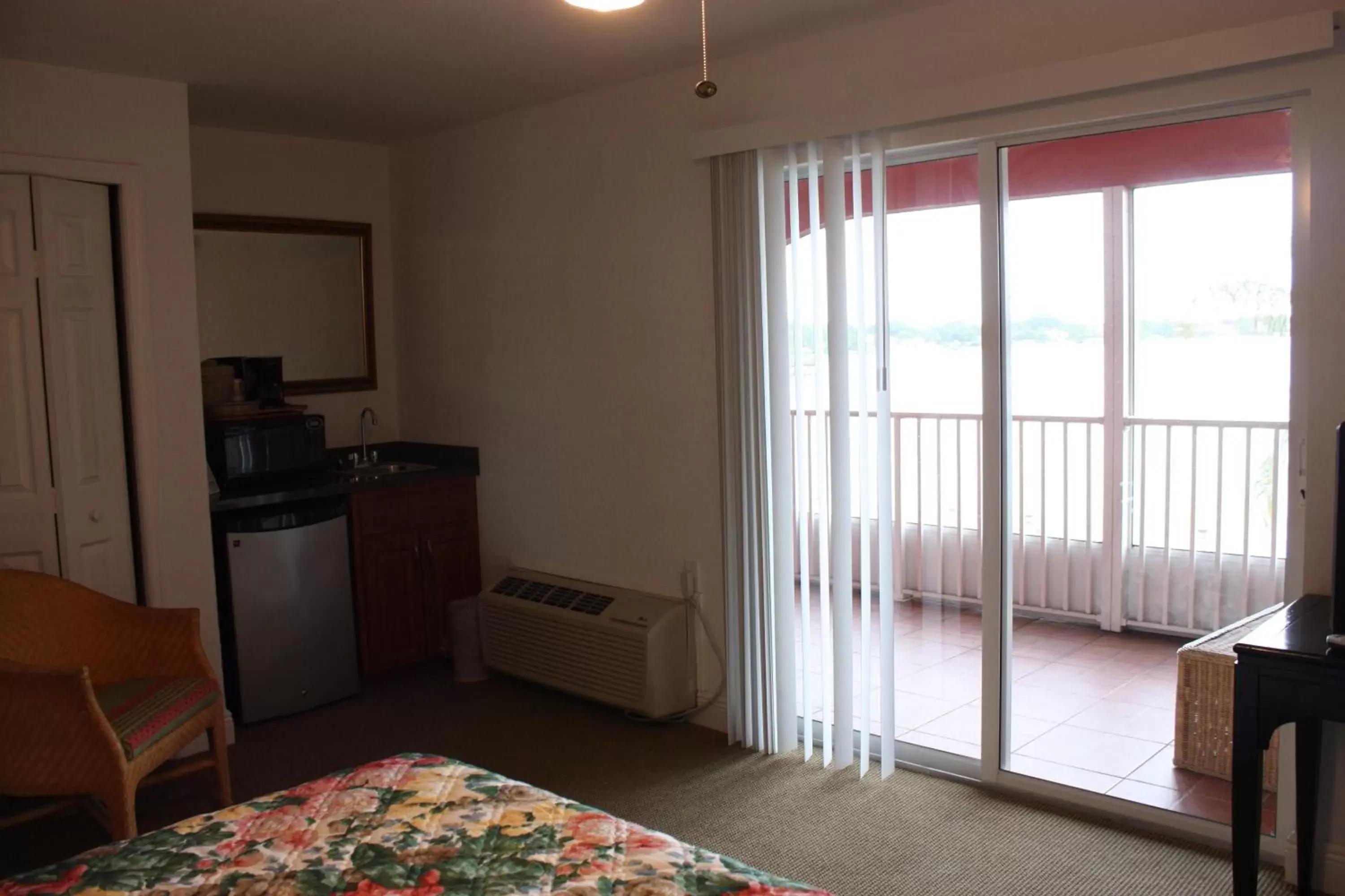 King Room with Lake View in Lake Roy Beach Inn - Winter Haven
