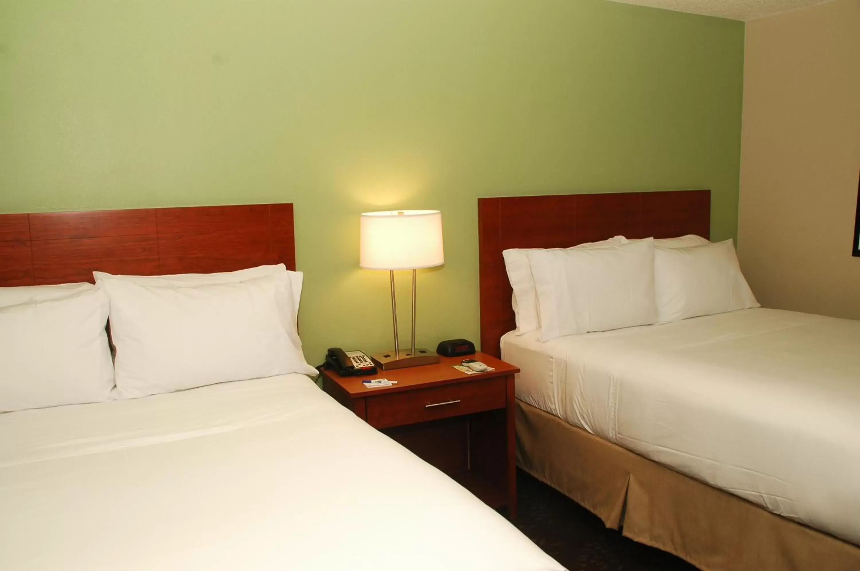 Bed in Holiday Inn Express Birmingham Irondale East, an IHG Hotel