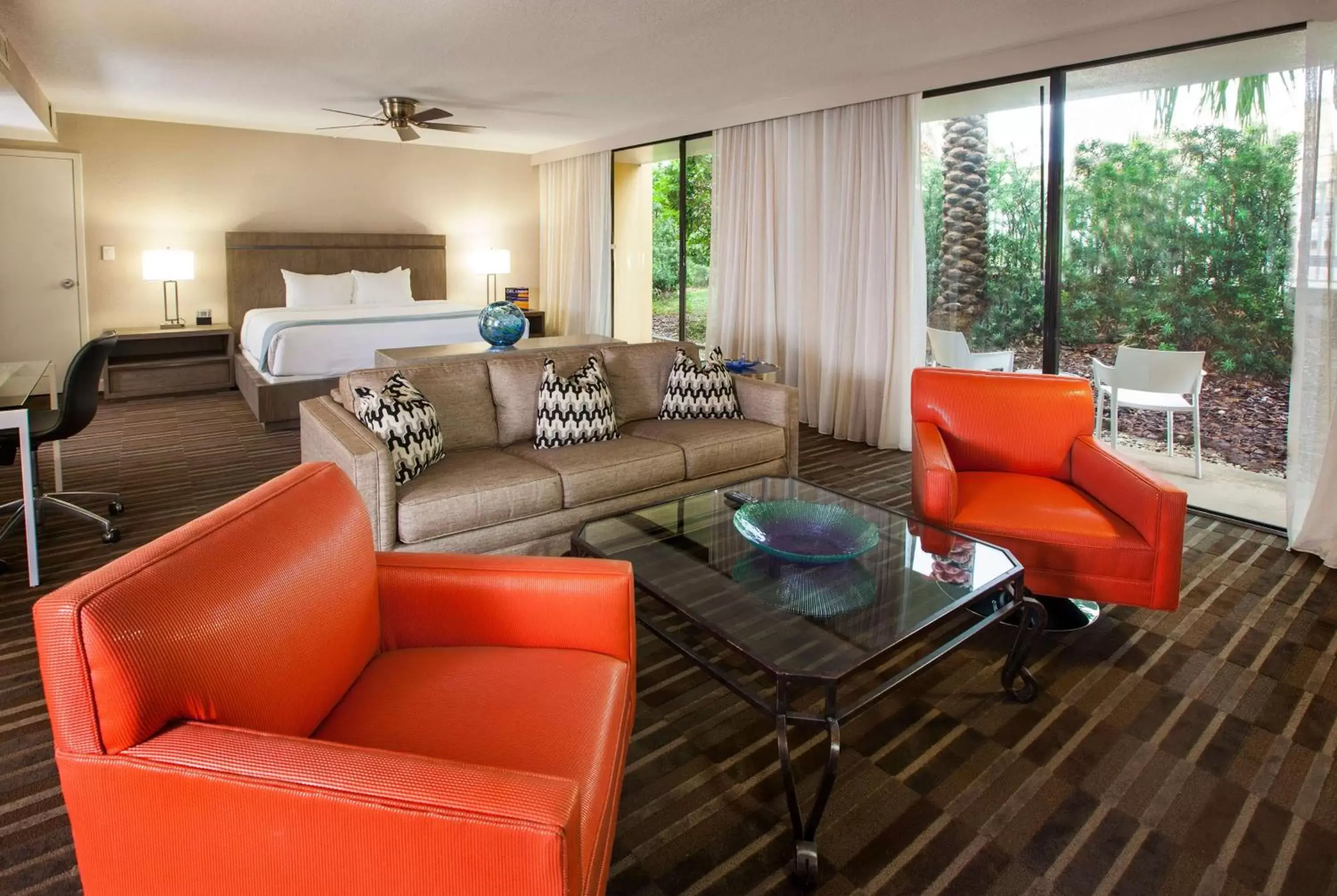 Photo of the whole room, Seating Area in Wyndham Orlando Resort International Drive