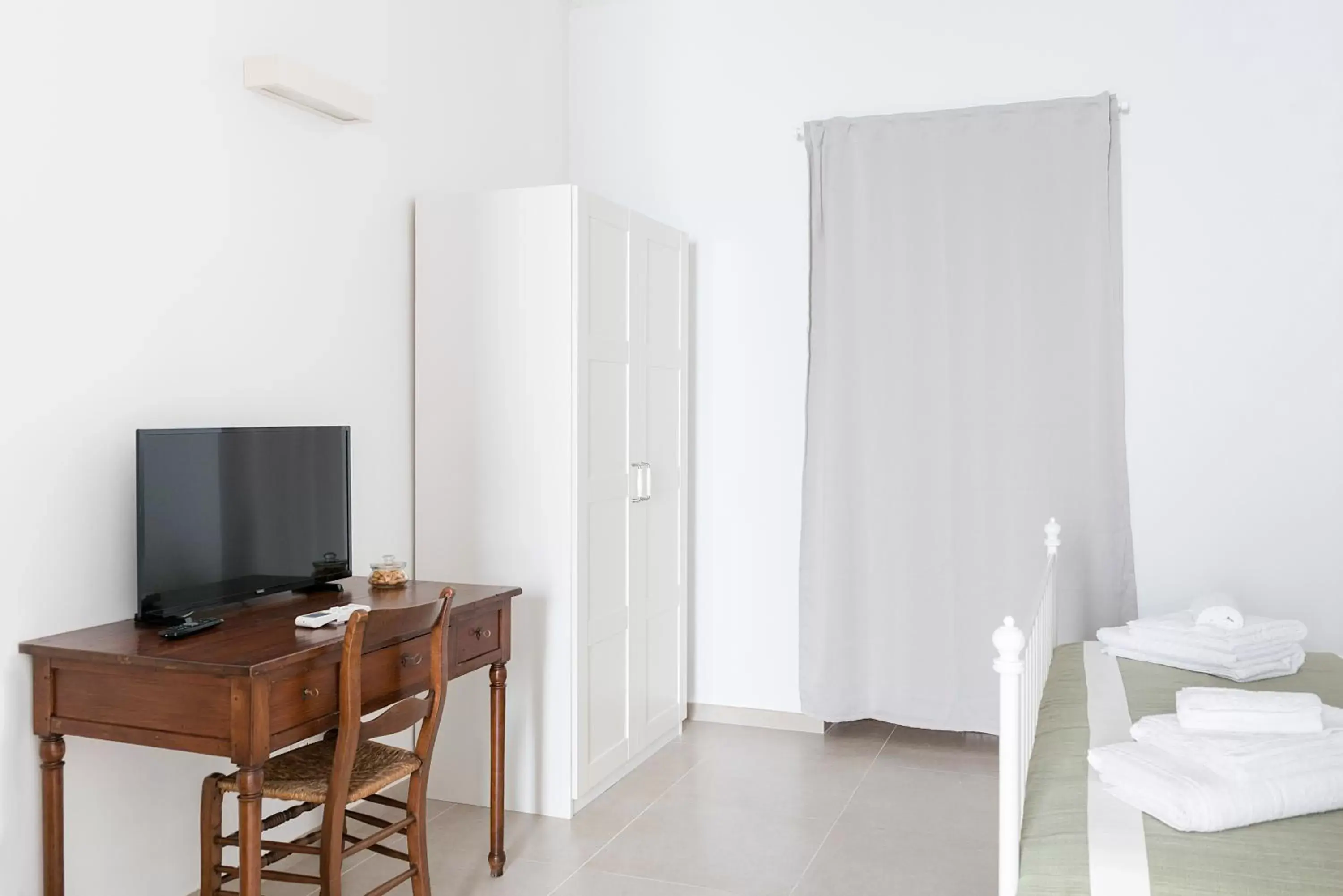 TV and multimedia, TV/Entertainment Center in BnB FICO