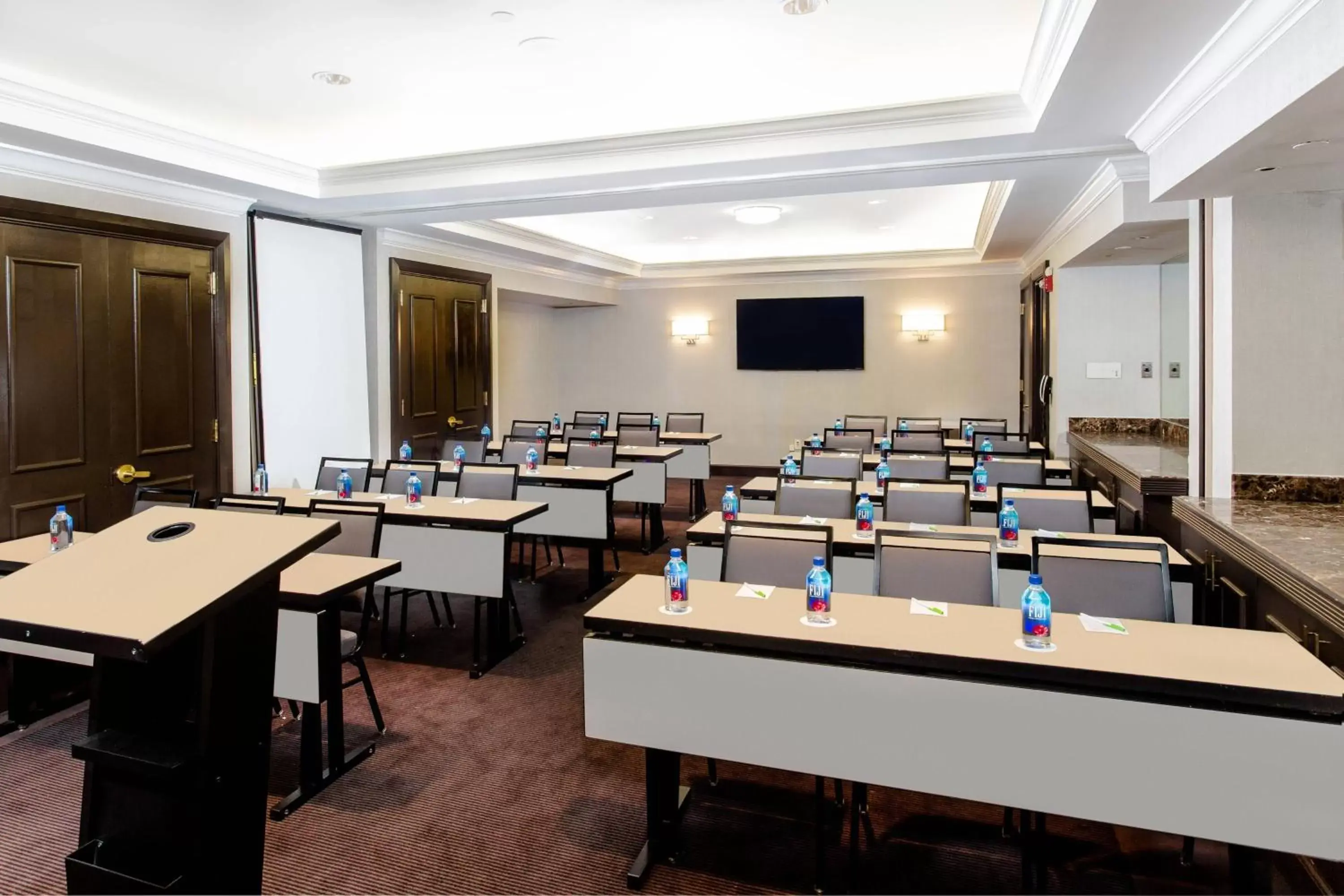 Meeting/conference room in Courtyard by Marriott New York JFK Airport