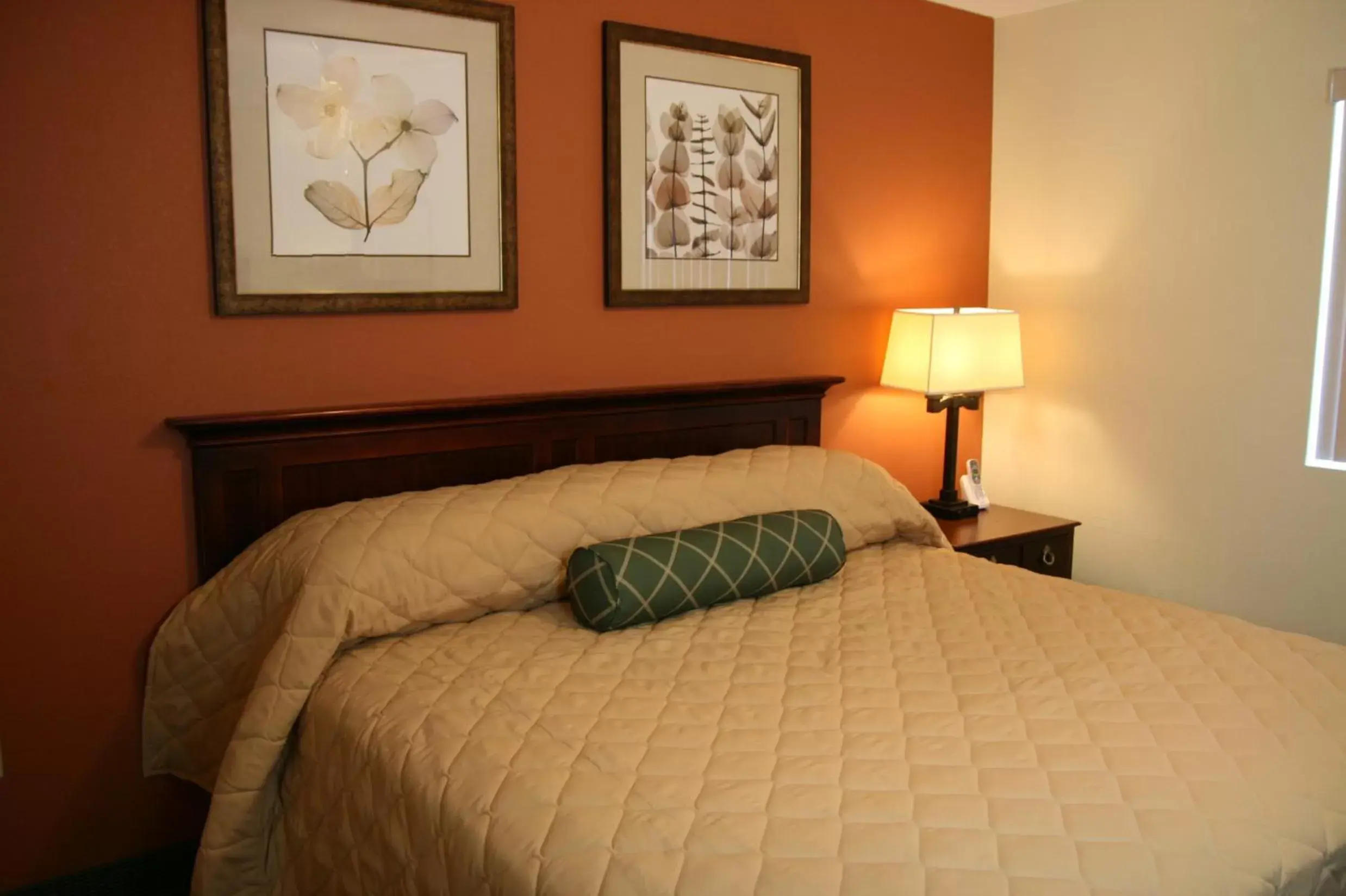 Bedroom, Bed in Affordable Suites - Fayetteville/Fort Bragg