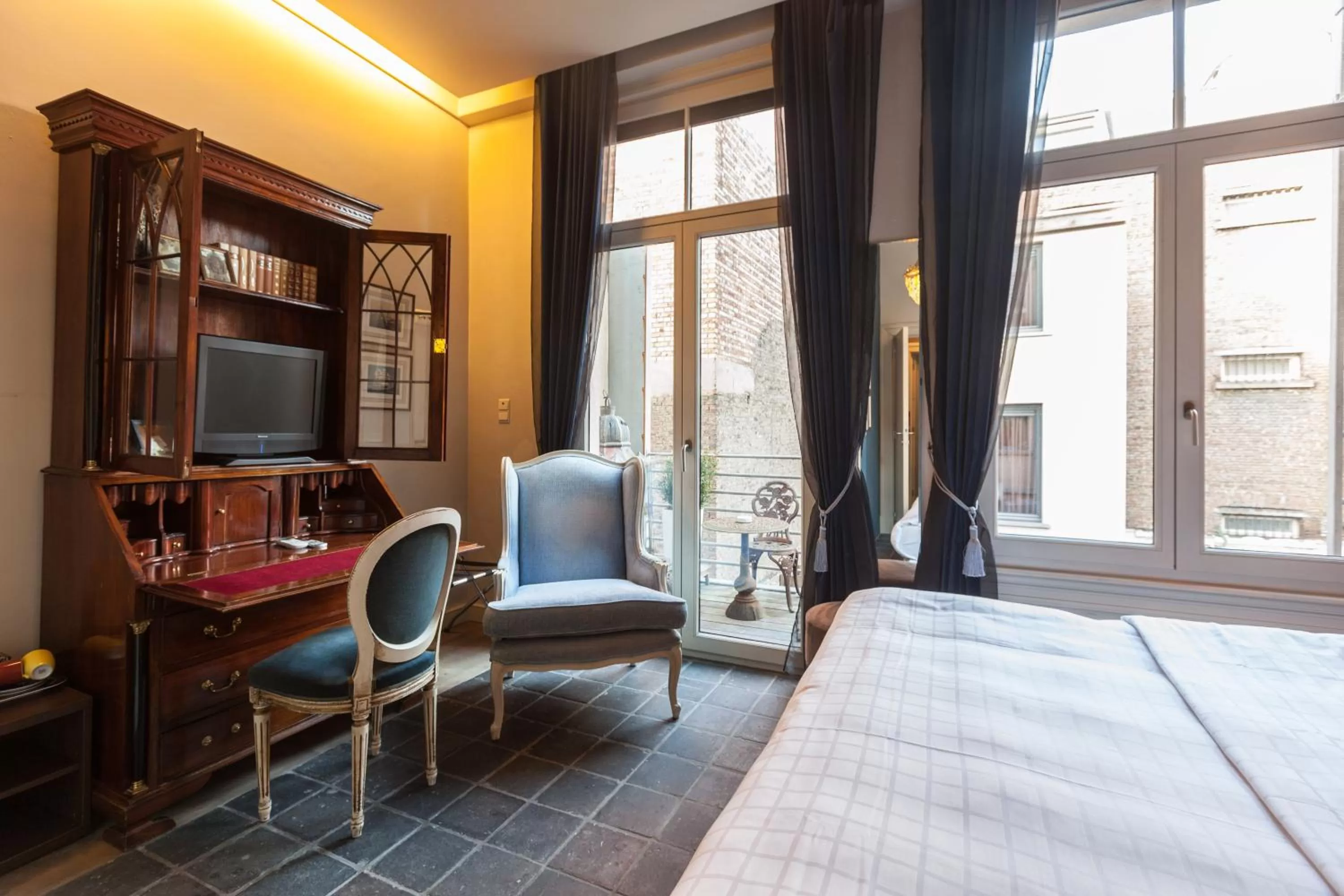 Seating area in Hotel Diamonds and Pearls