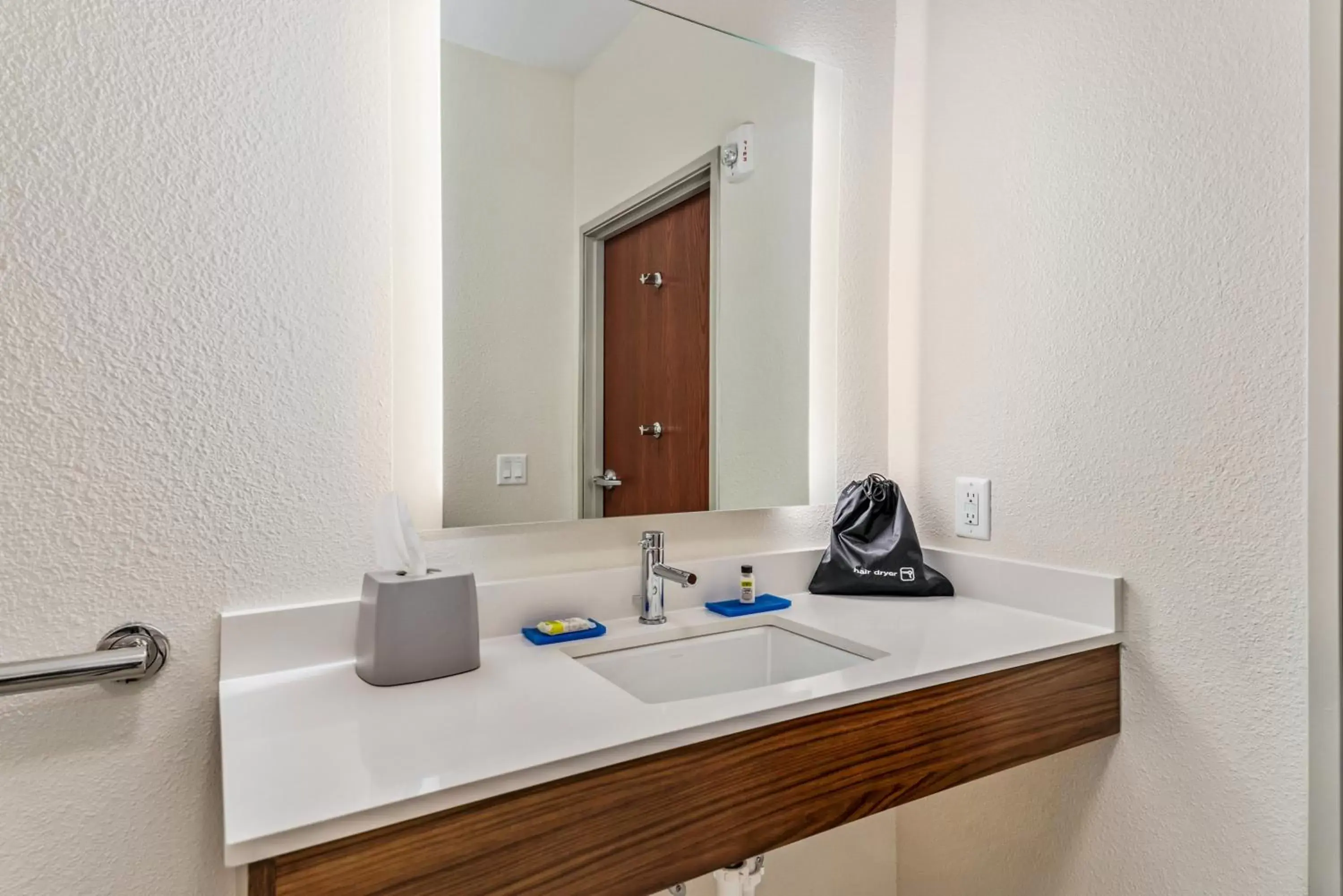 Photo of the whole room, Bathroom in Holiday Inn Express & Suites Van Buren-Fort Smith Area, an IHG Hotel