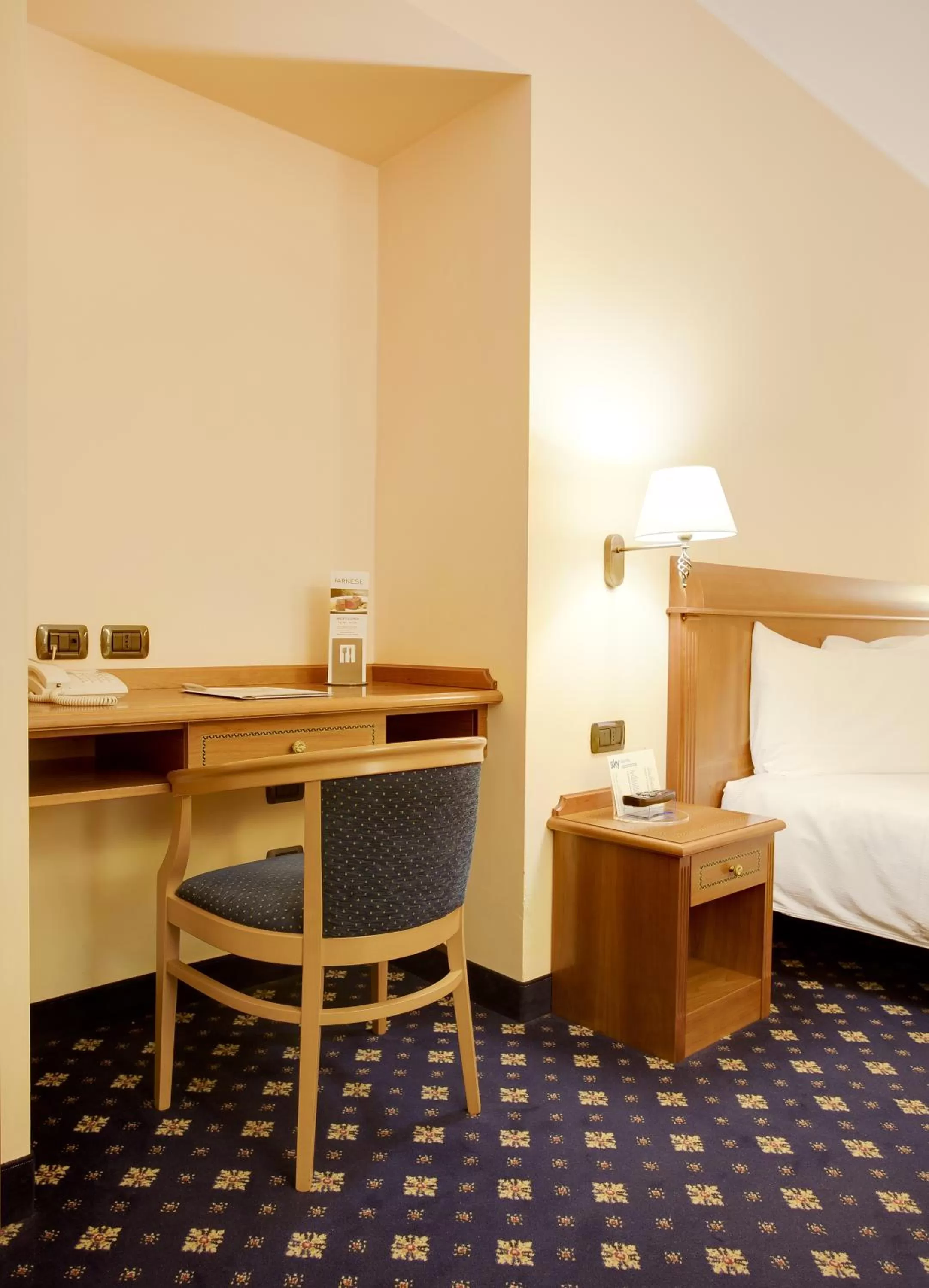 Living room, Bed in Hotel Ovest