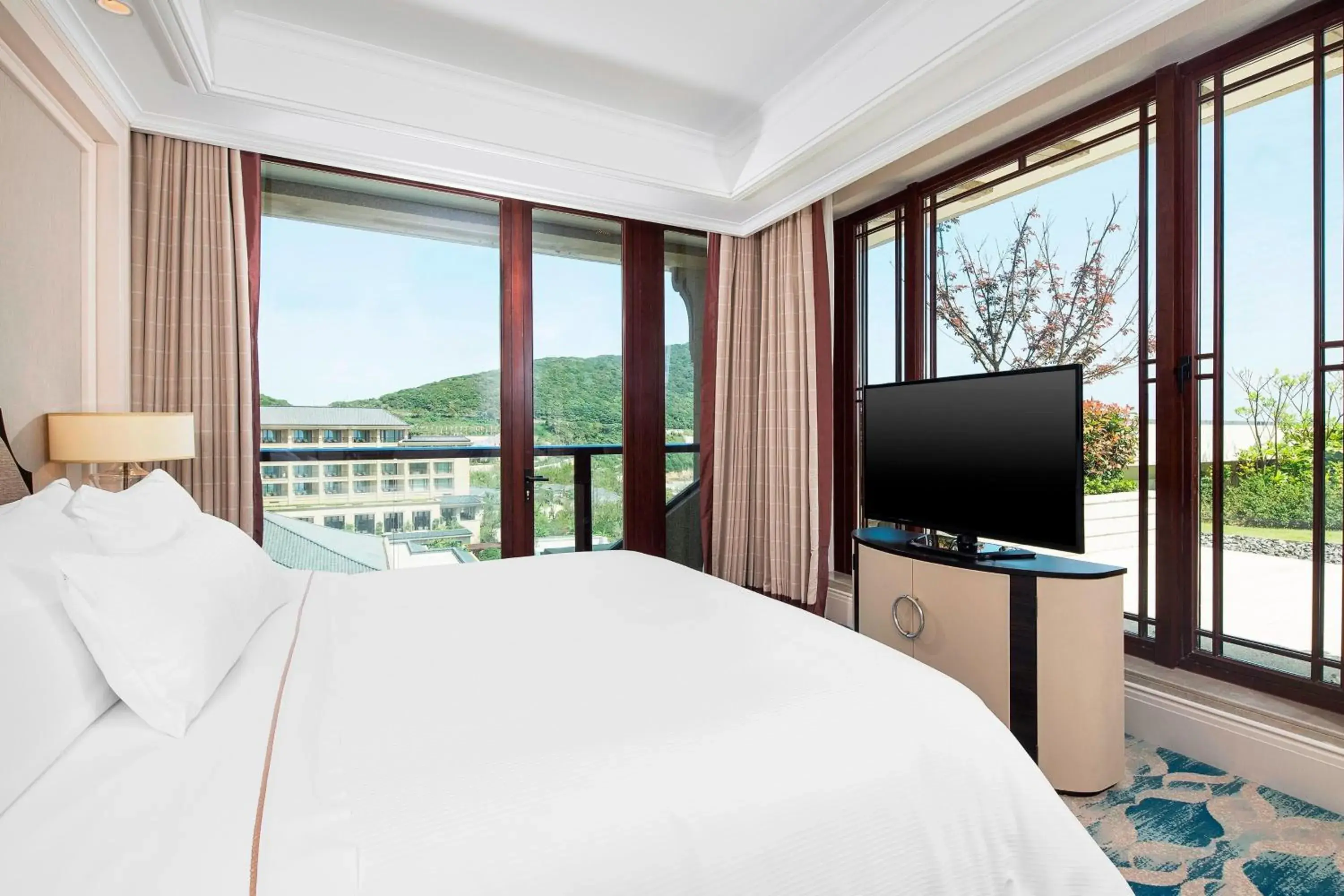 Bedroom, TV/Entertainment Center in The Westin Zhujiajian Resort, Zhoushan
