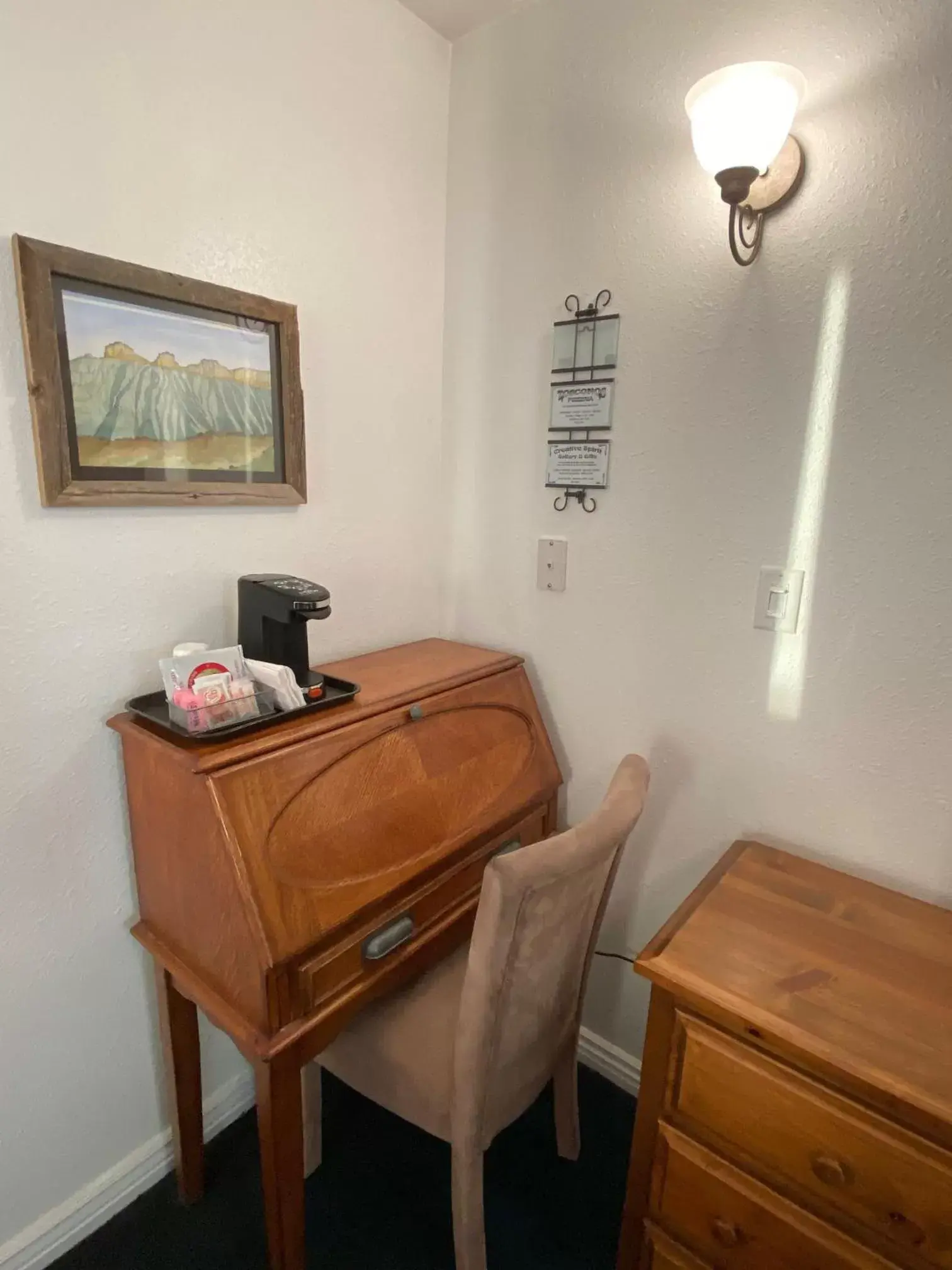 Coffee/tea facilities, Dining Area in THE SNUGGLE INN