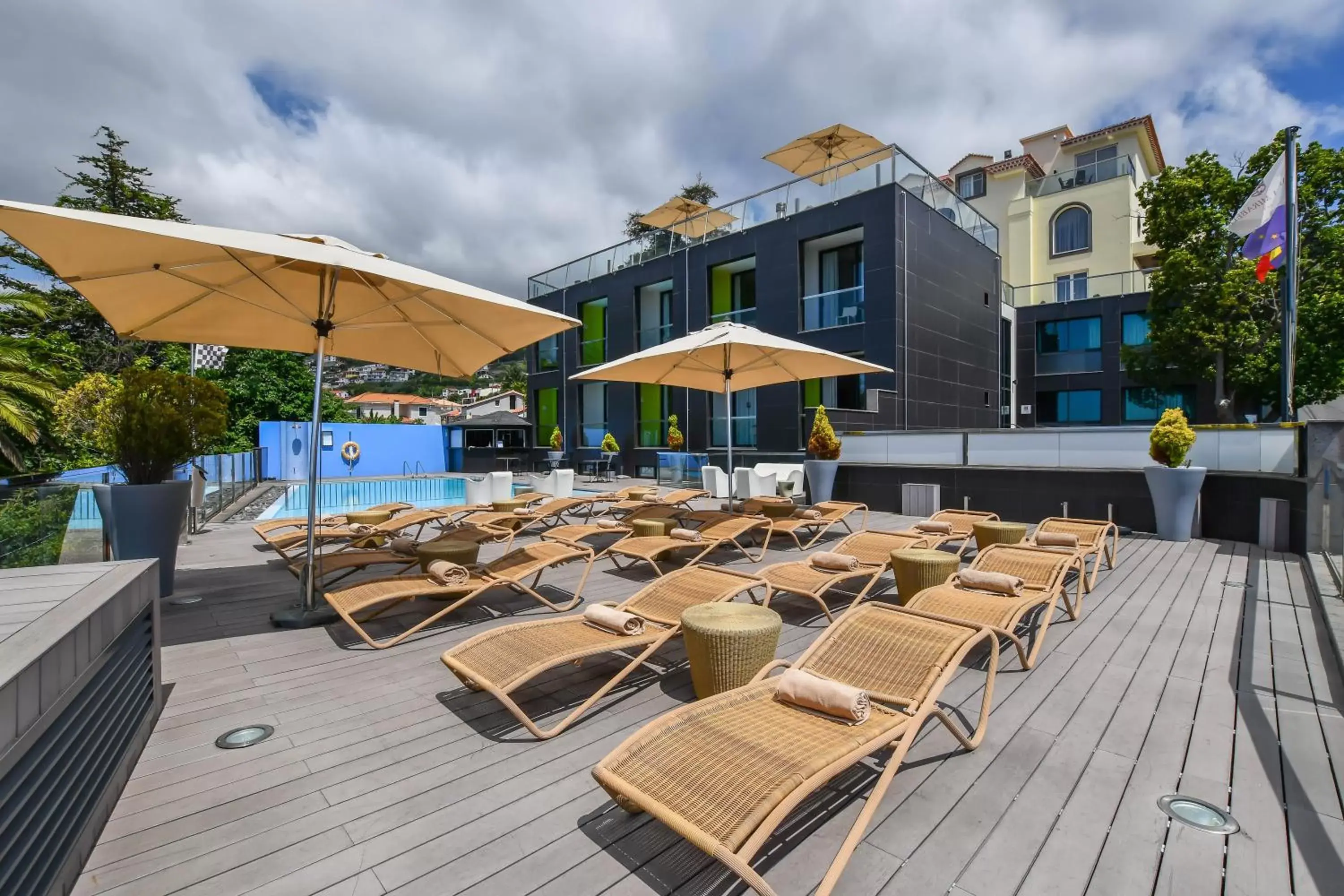 Solarium, Swimming Pool in Quinta Mirabela - Design Hotel