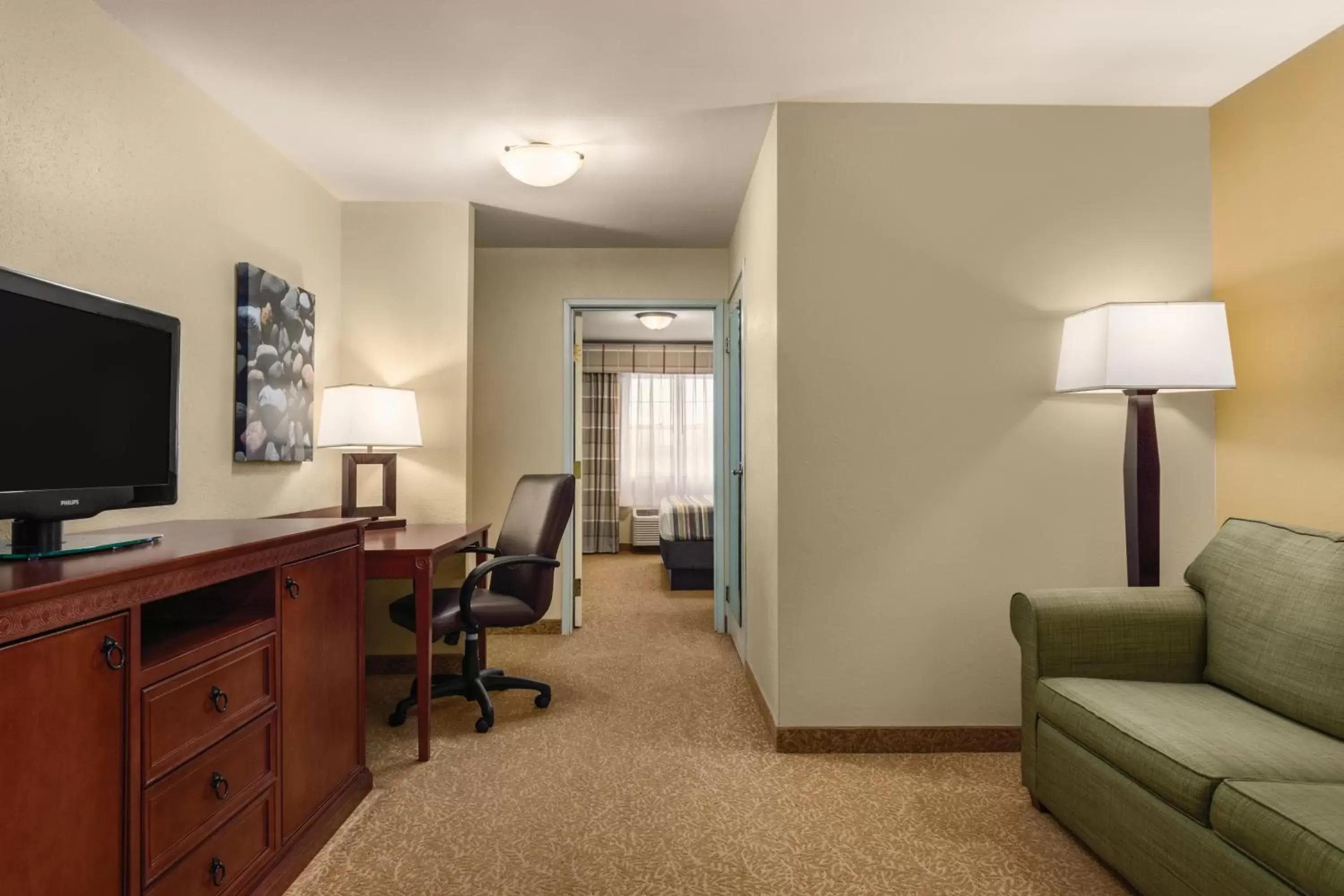 Living room, TV/Entertainment Center in Country Inn & Suites by Radisson, Dakota Dunes, SD