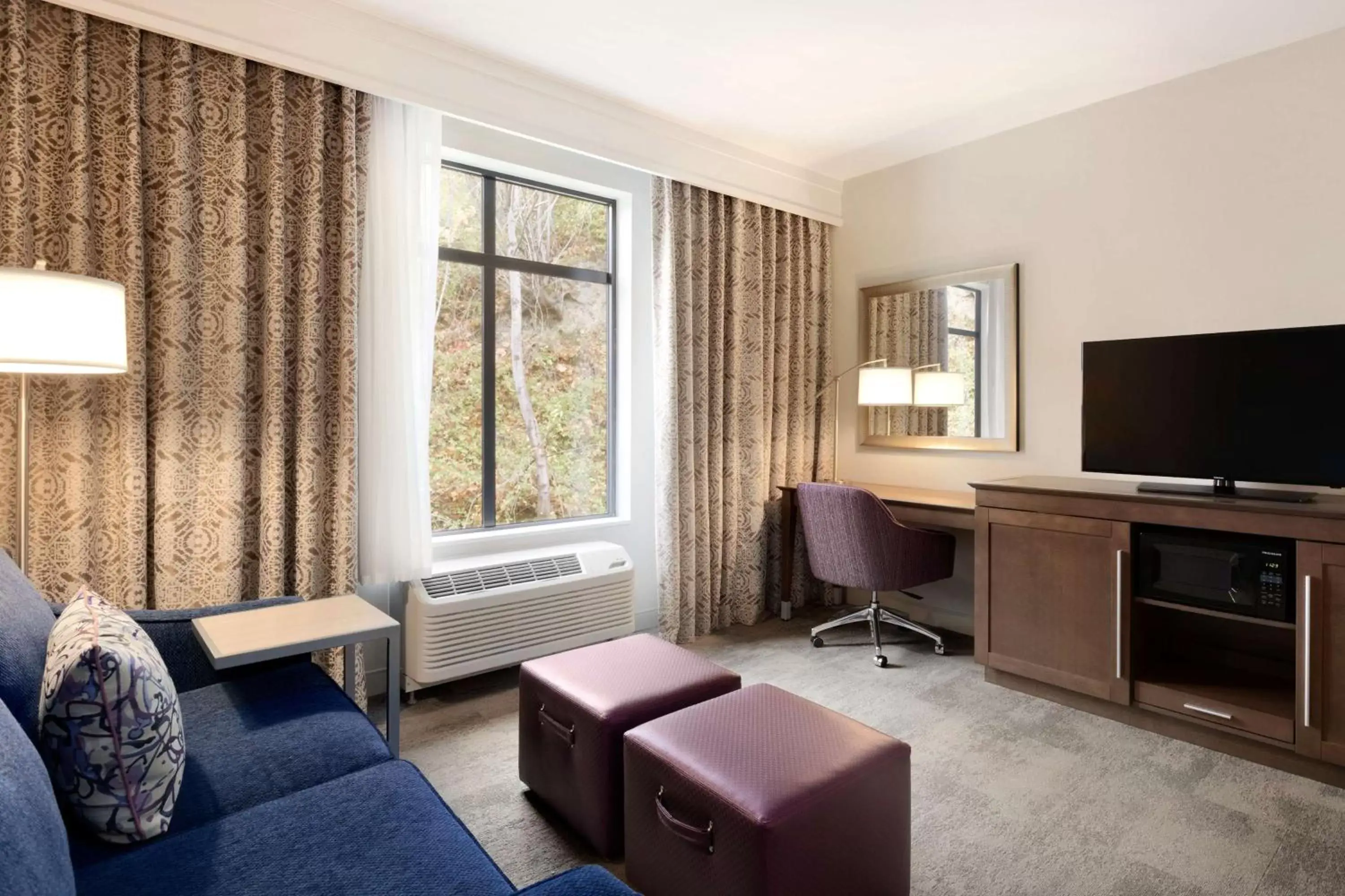 Bedroom, Seating Area in Hampton Inn & Suites Seattle/Renton, Wa