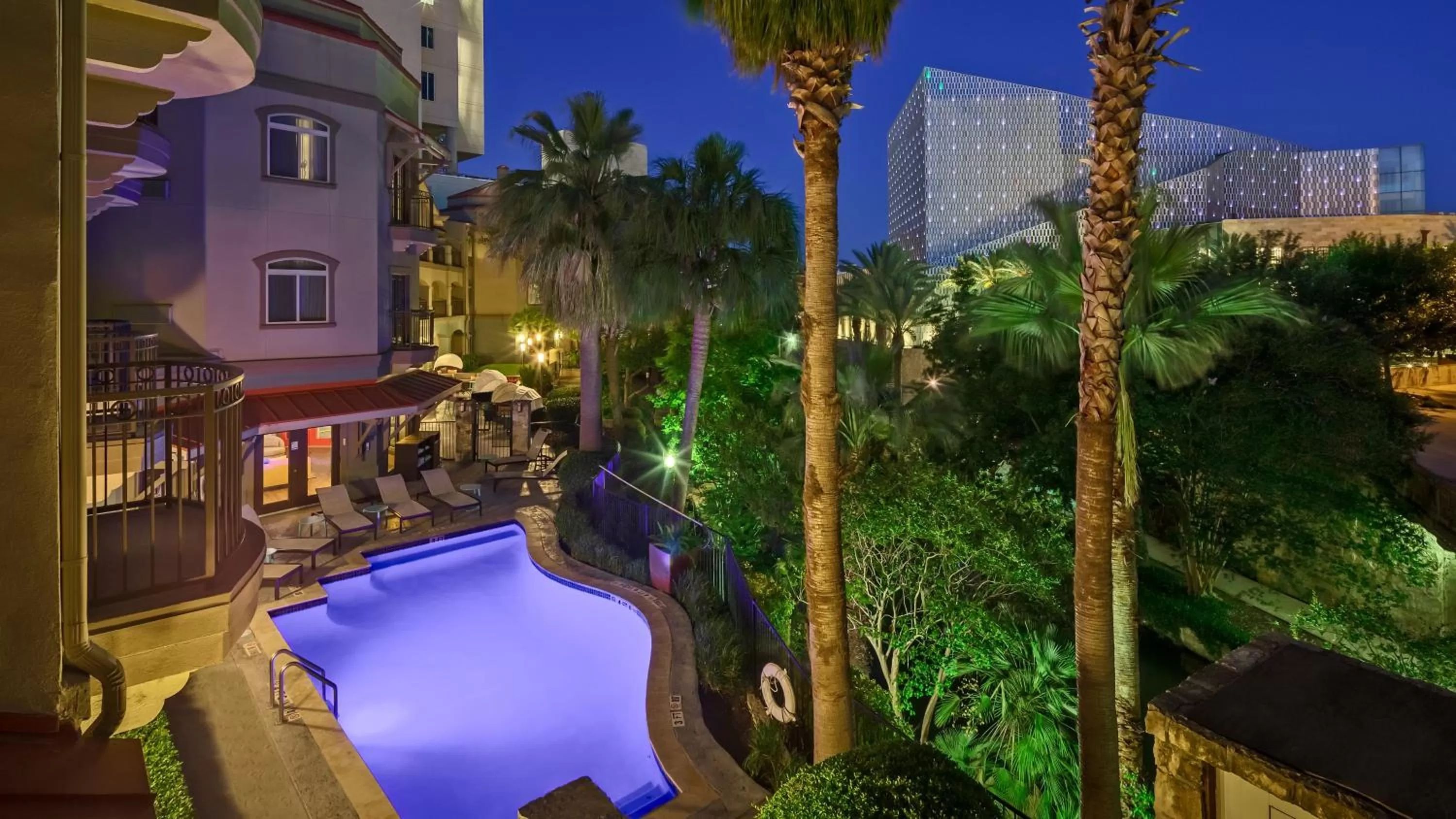 Swimming pool in Hotel Indigo San Antonio Riverwalk by IHG