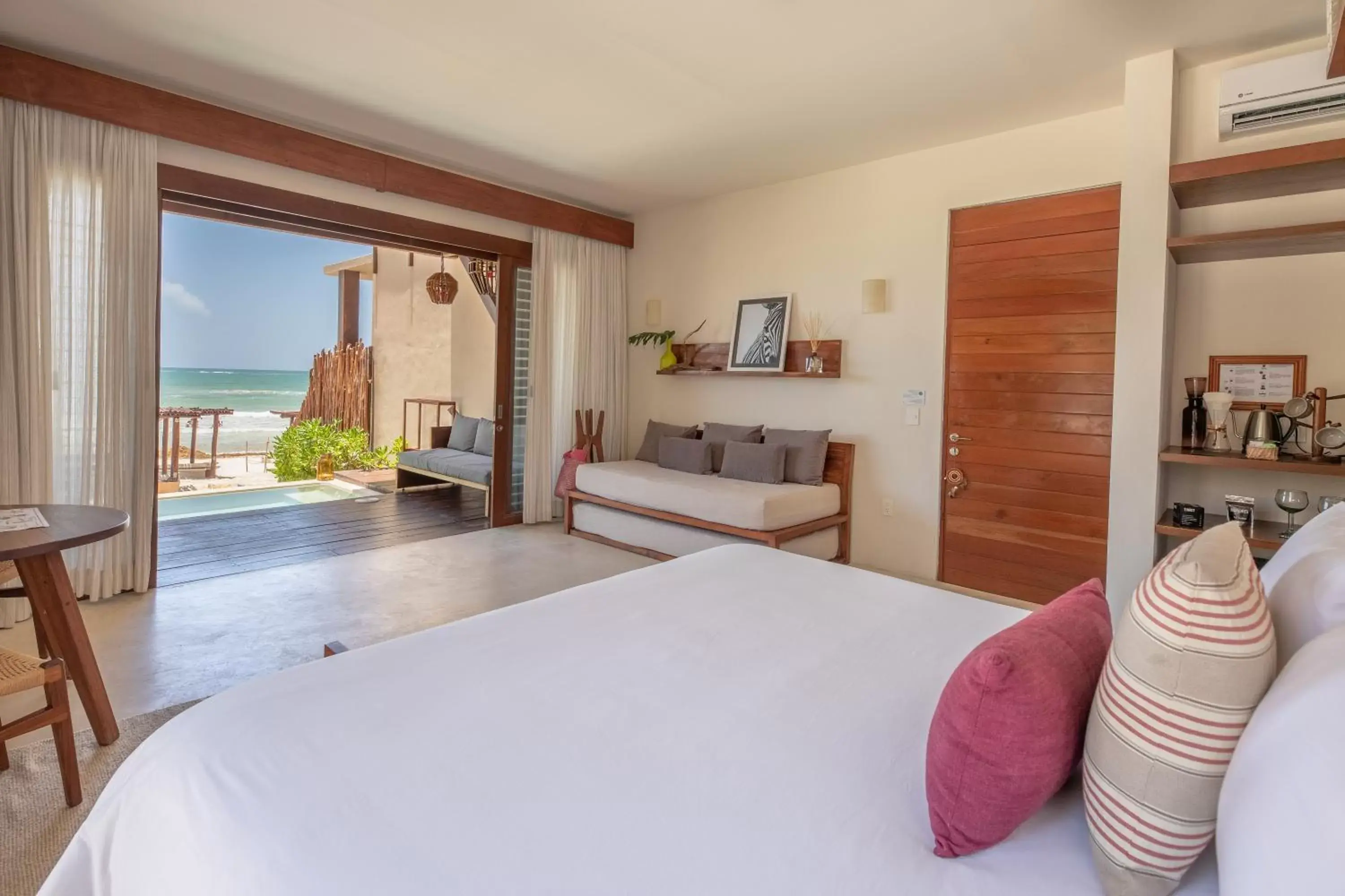 Beachfront ground floor Suite with Plunge pool in La Zebra a Colibri Boutique Hotel