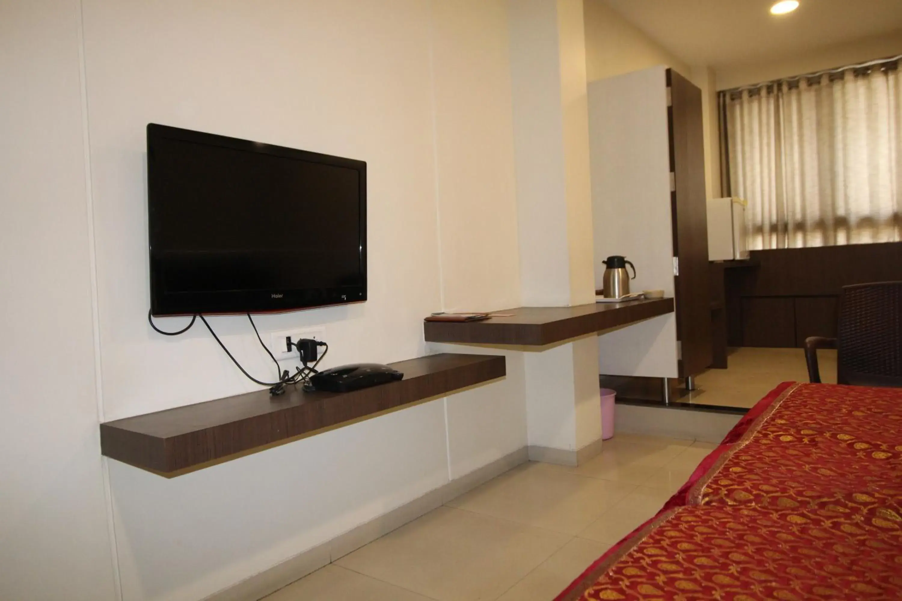 Bed, TV/Entertainment Center in Hotel Girnar