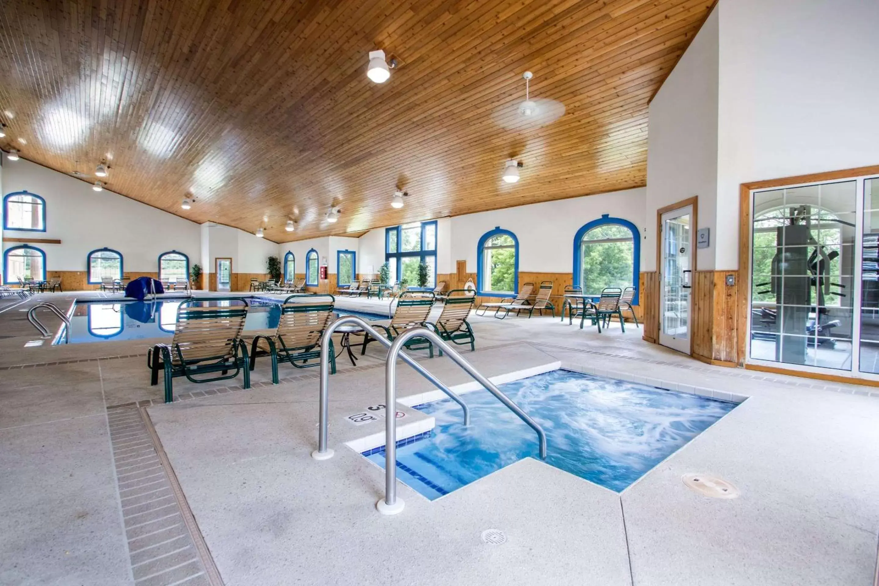 Hot Tub, Swimming Pool in Comfort Suites Wisconsin Dells Area