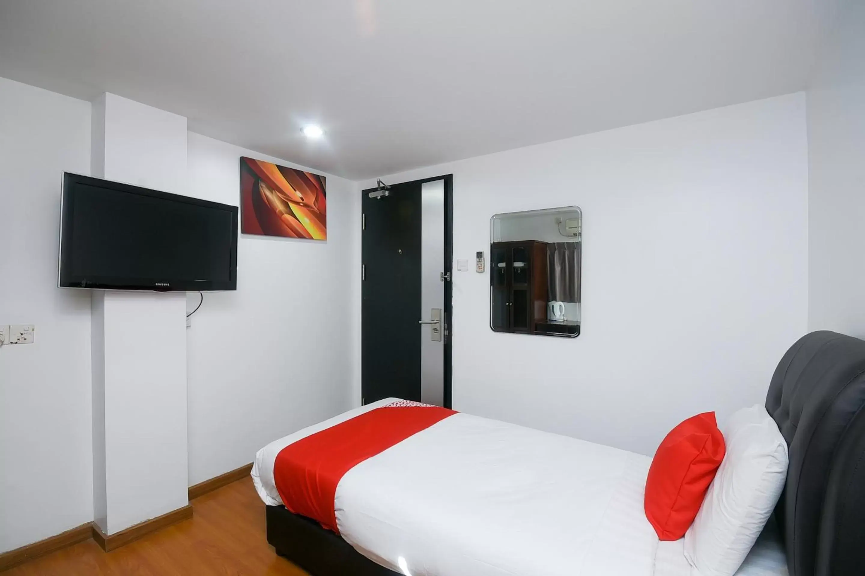 Bedroom, TV/Entertainment Center in Super OYO 976 Dragon Inn