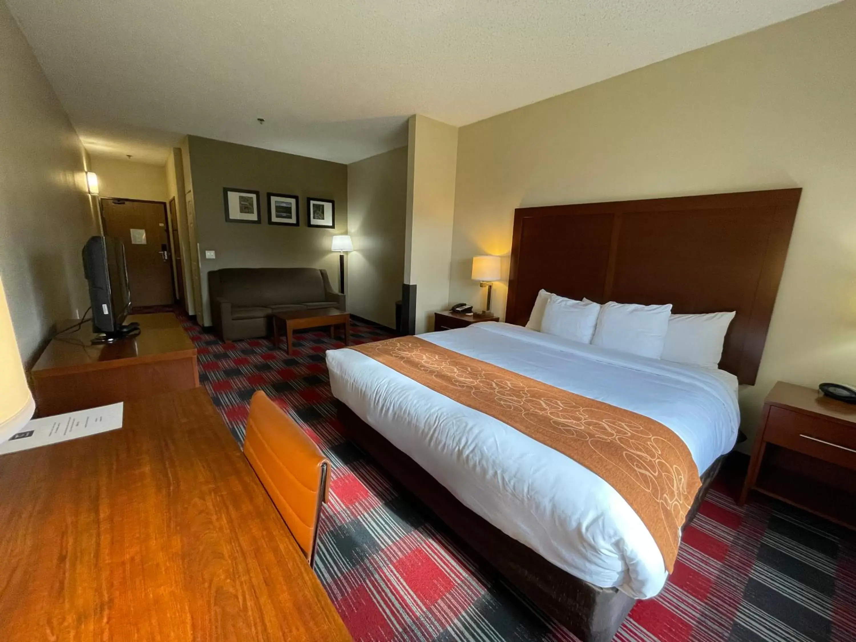 Photo of the whole room in Comfort Suites Near Vancouver Mall