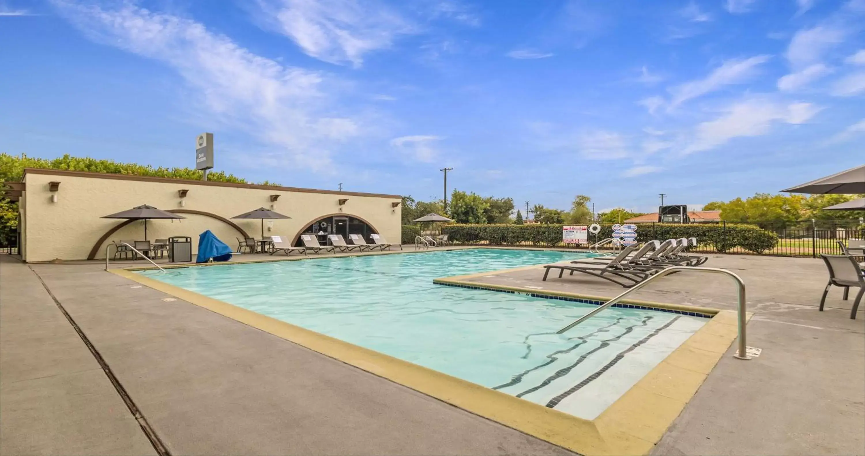 Pool view, Swimming Pool in Best Western Roseville Inn