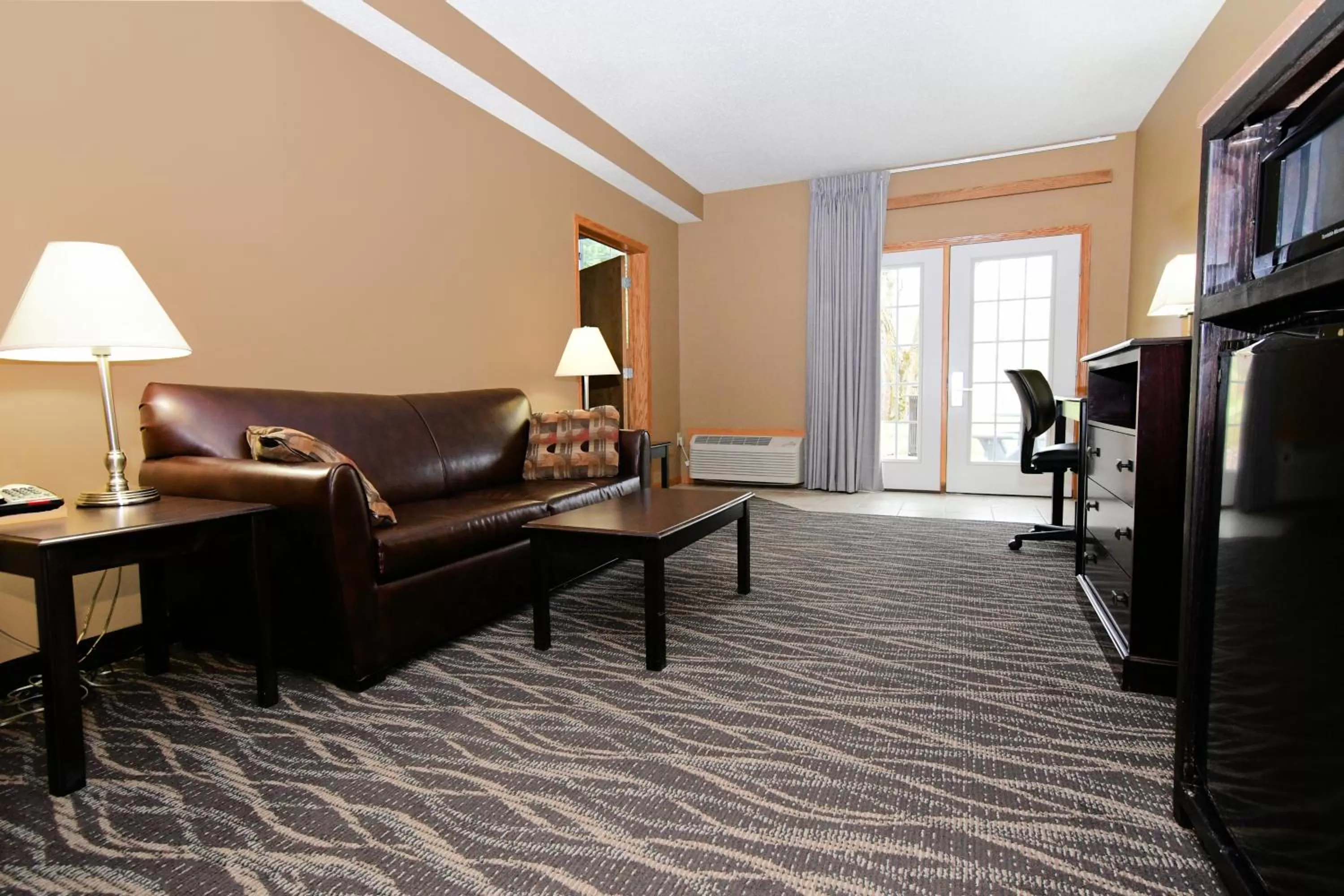 TV and multimedia in Cobblestone Inn & Suites - Denison | Majestic Hills