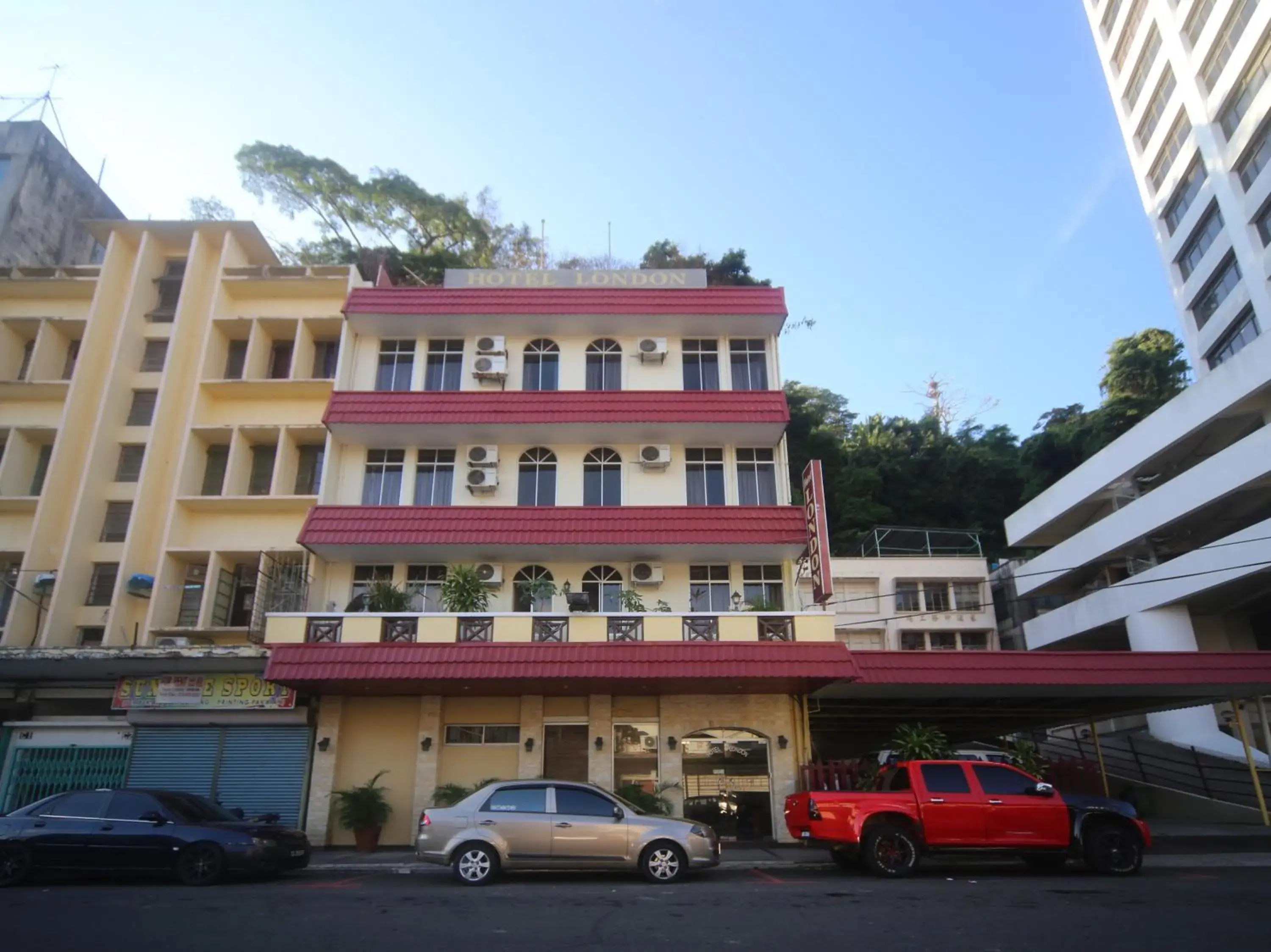 Facade/entrance, Property Building in OYO 1027 Hotel London