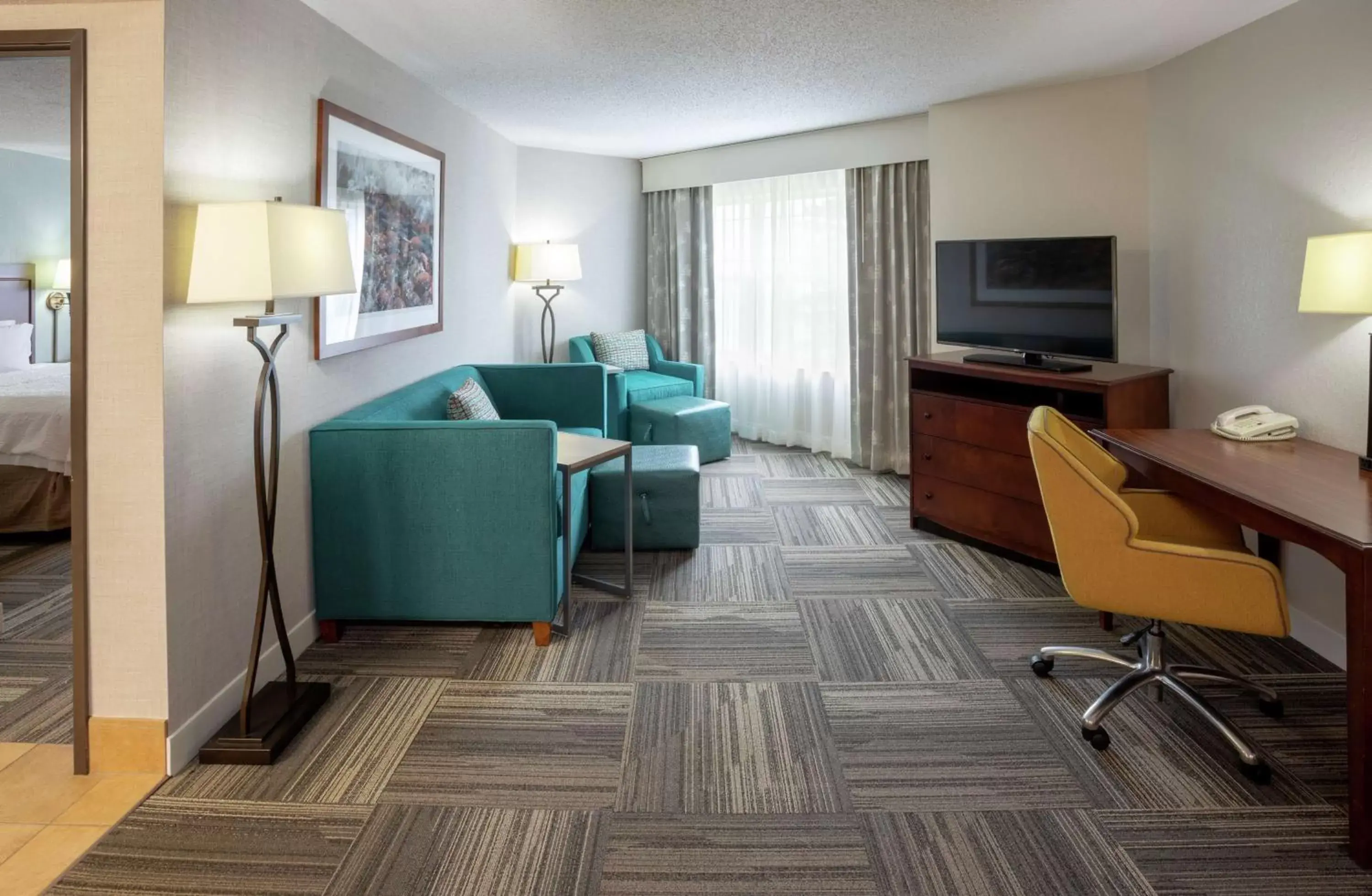 Bedroom, Seating Area in Hampton Inn Duluth-Canal Park