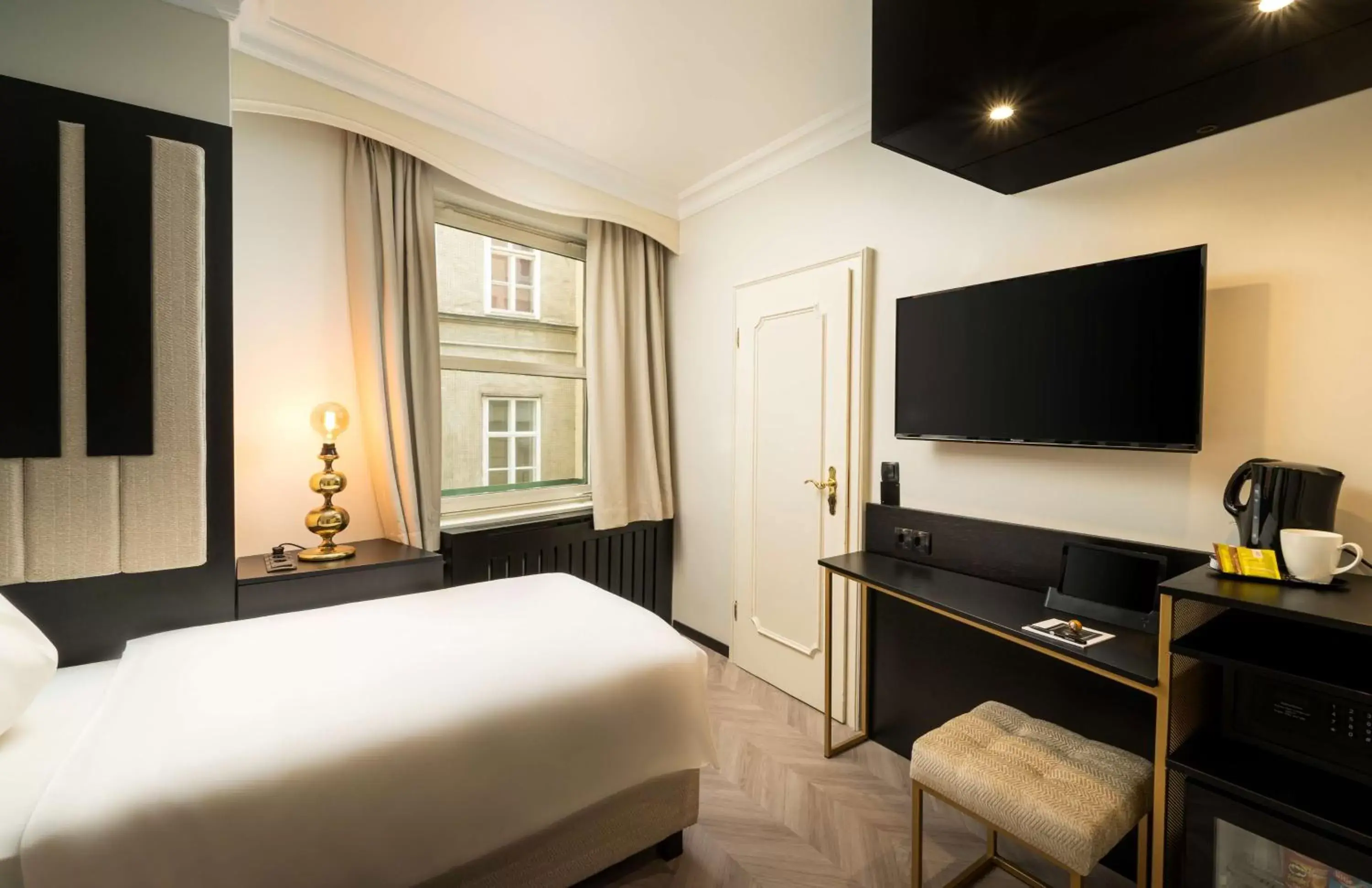 Bedroom, TV/Entertainment Center in elaya hotel vienna city center ehemals Arthotel ANA Amadeus