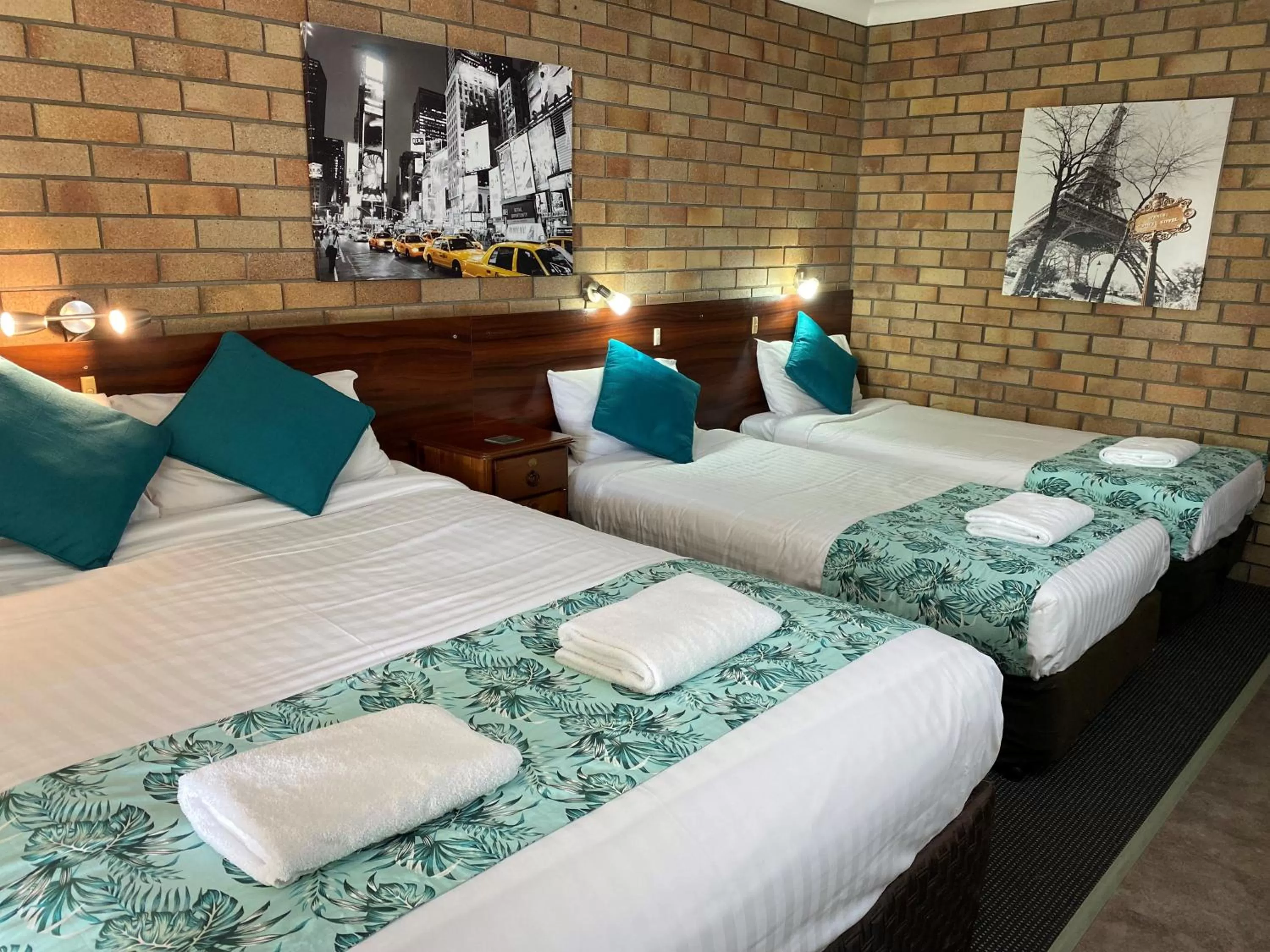 Family Room with One Queen Bed and Two Single Beds in City View Motel