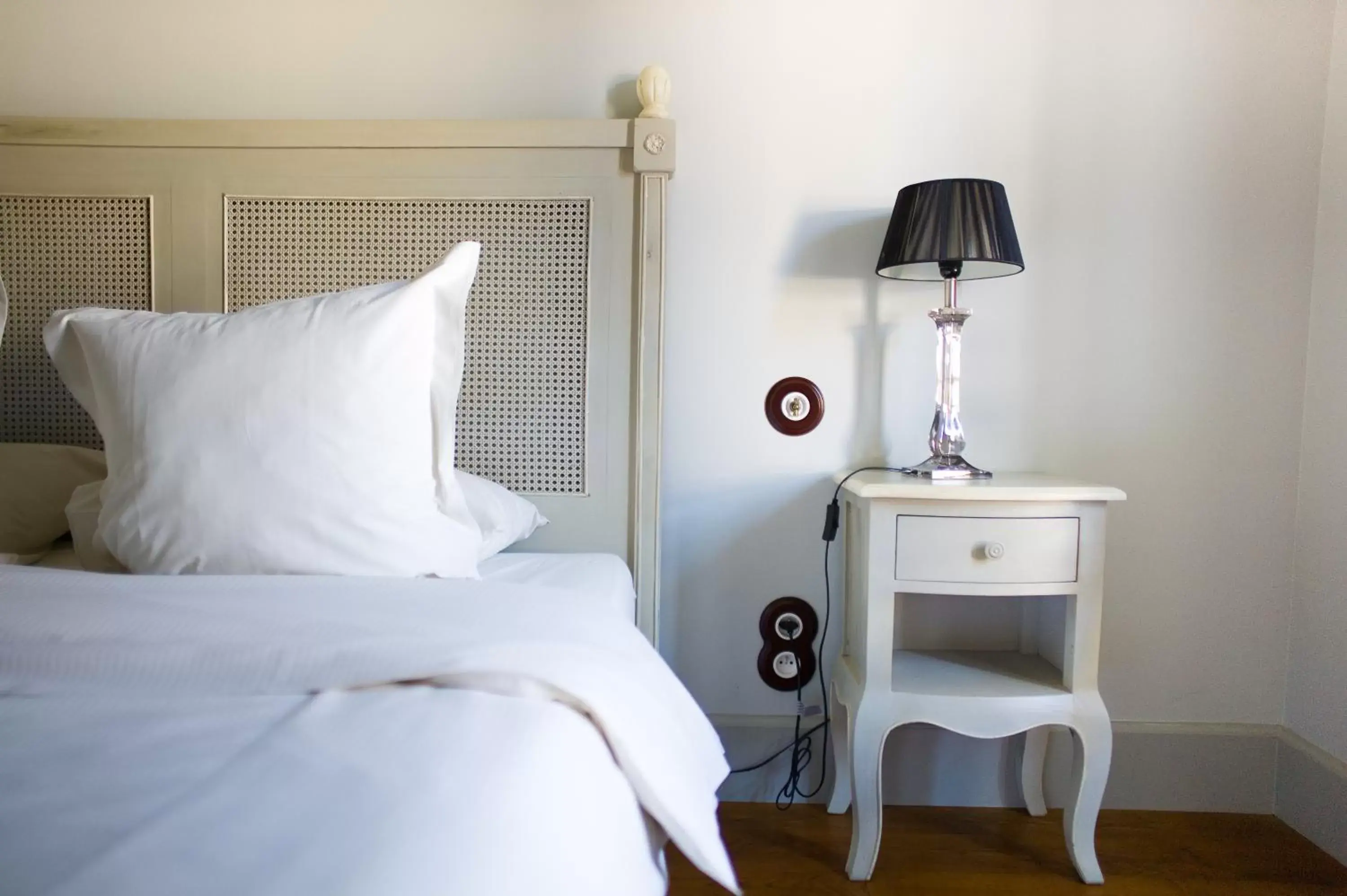 Bedroom, Bed in Hostellerie du Coq d'Or