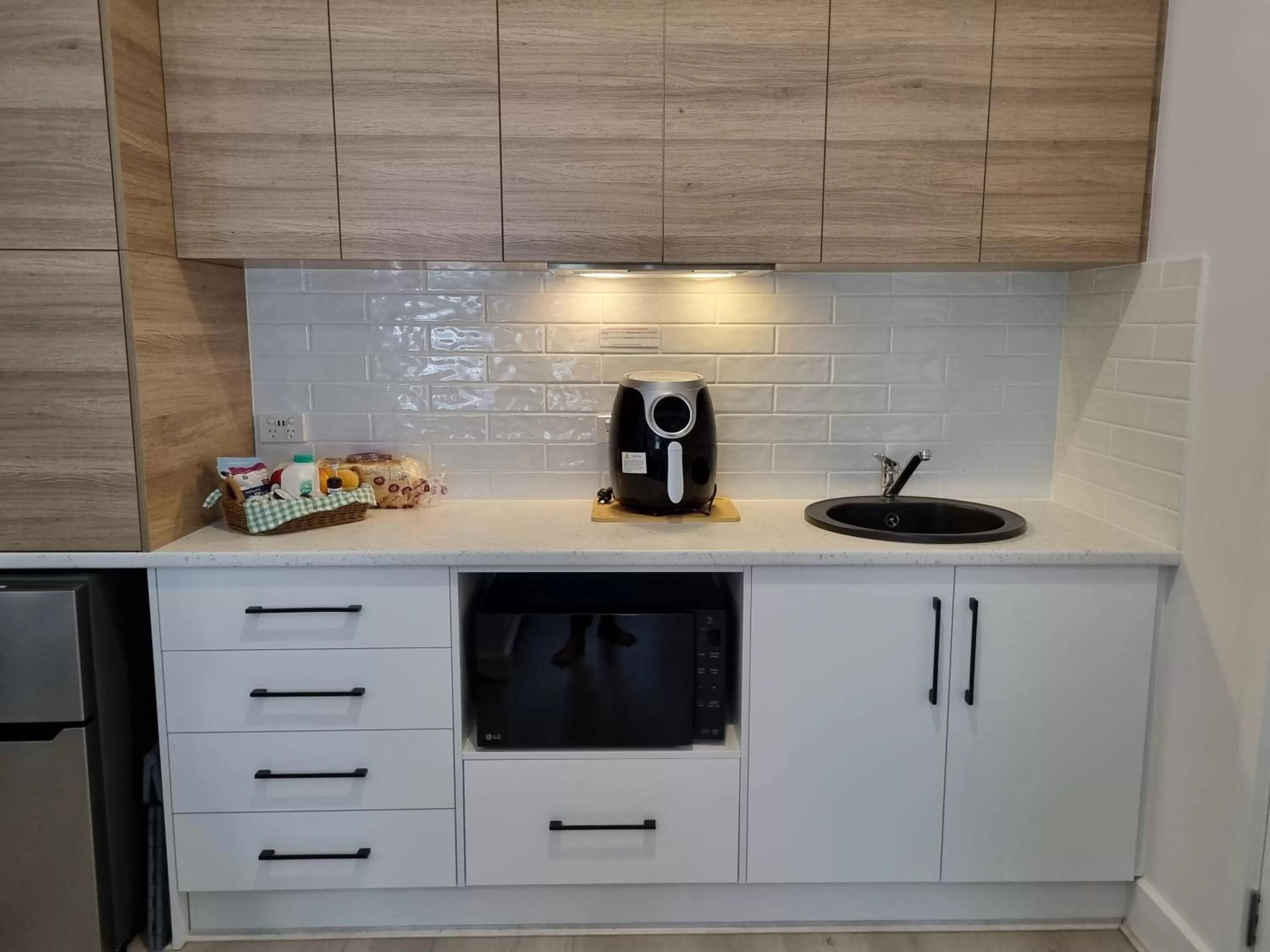 Kitchen or kitchenette, Kitchen/Kitchenette in Hampton on Washington - FREE Wifi and Netflix