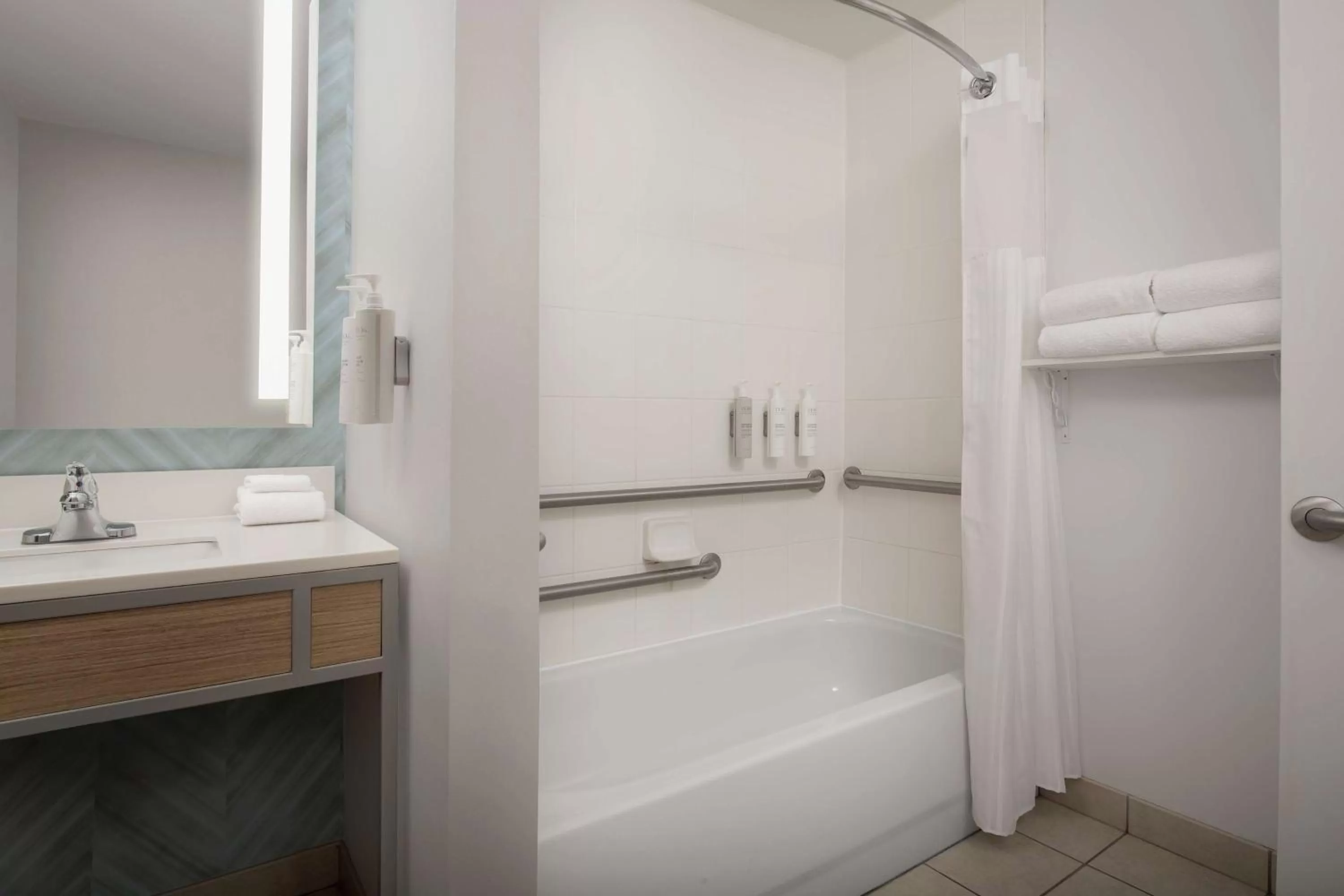 Bathroom in Hilton Garden Inn Knoxville West/Cedar Bluff