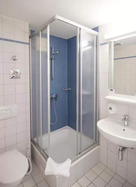 Shower in Sleep & Go Hotel Magdeburg