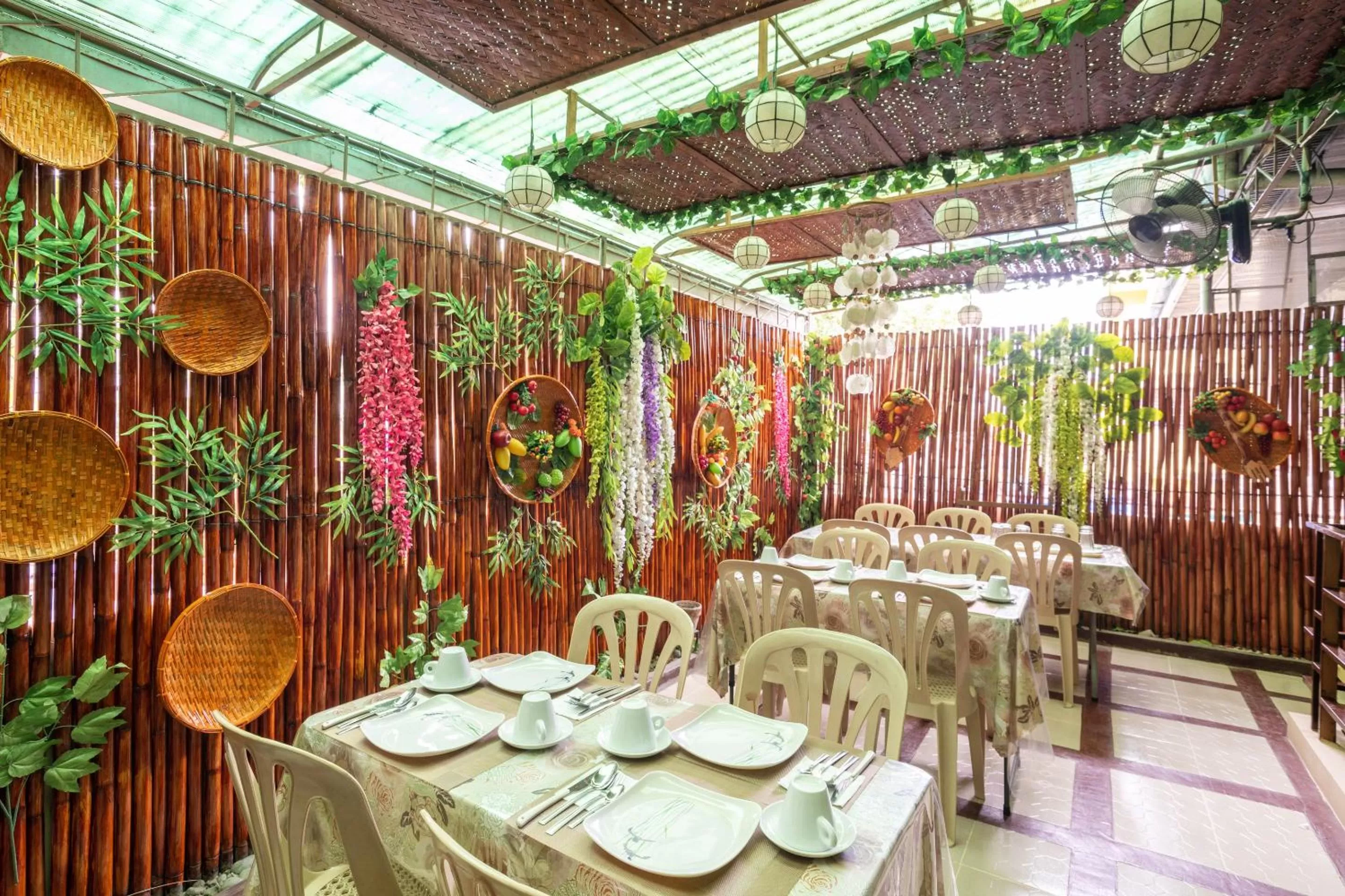 Restaurant/places to eat in Conrado's Apartelle