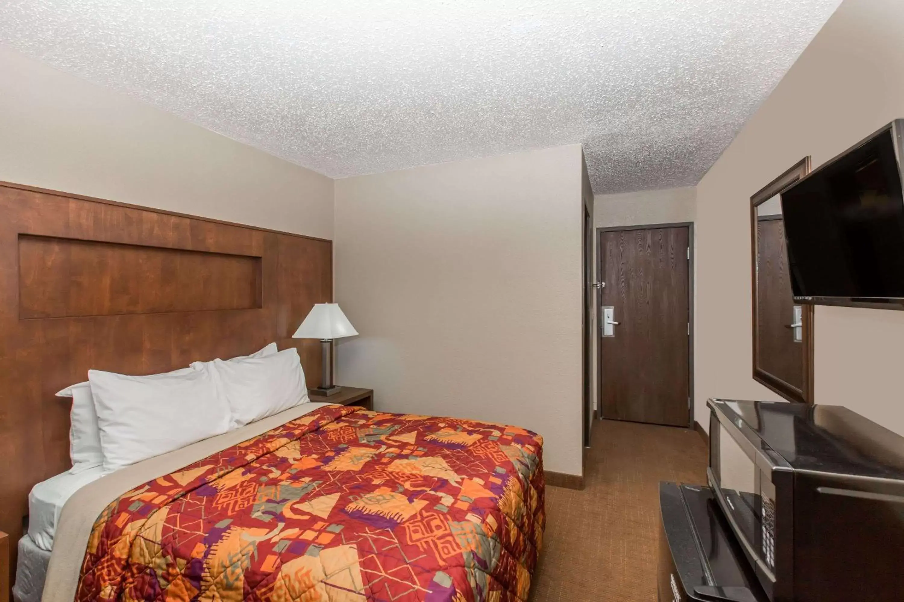 Photo of the whole room, Bed in Days Inn by Wyndham Pierre