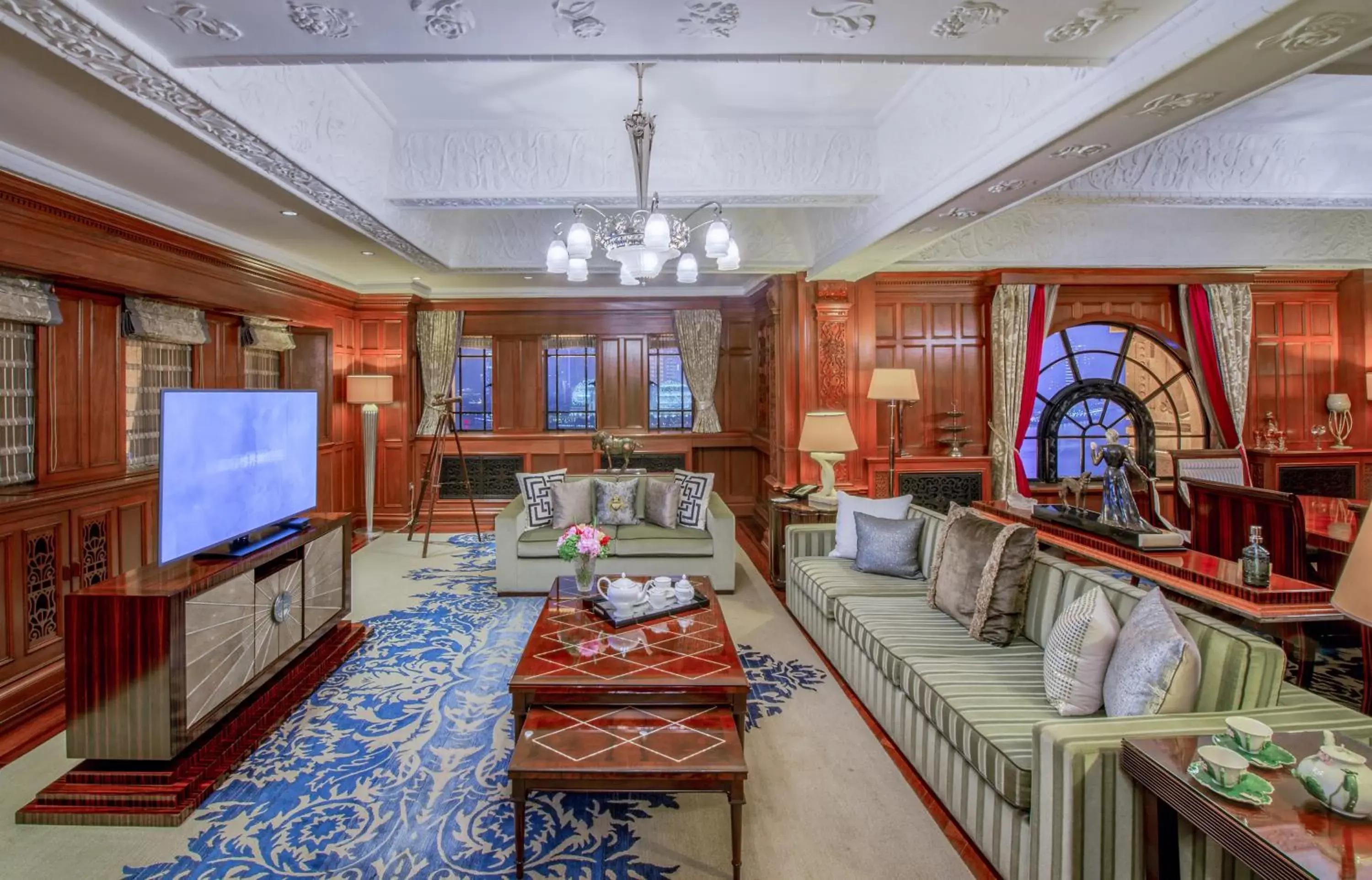 Living room, Seating Area in Fairmont Peace Hotel On the Bund (Start your own story with the BUND)