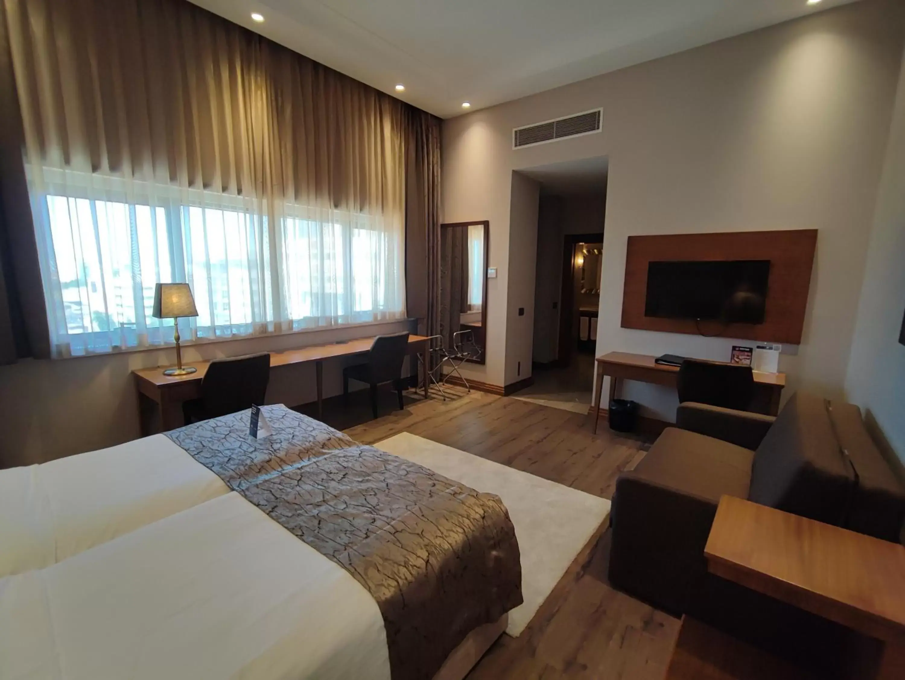Bed, TV/Entertainment Center in Days Hotel by Wyndham Istanbul Maltepe