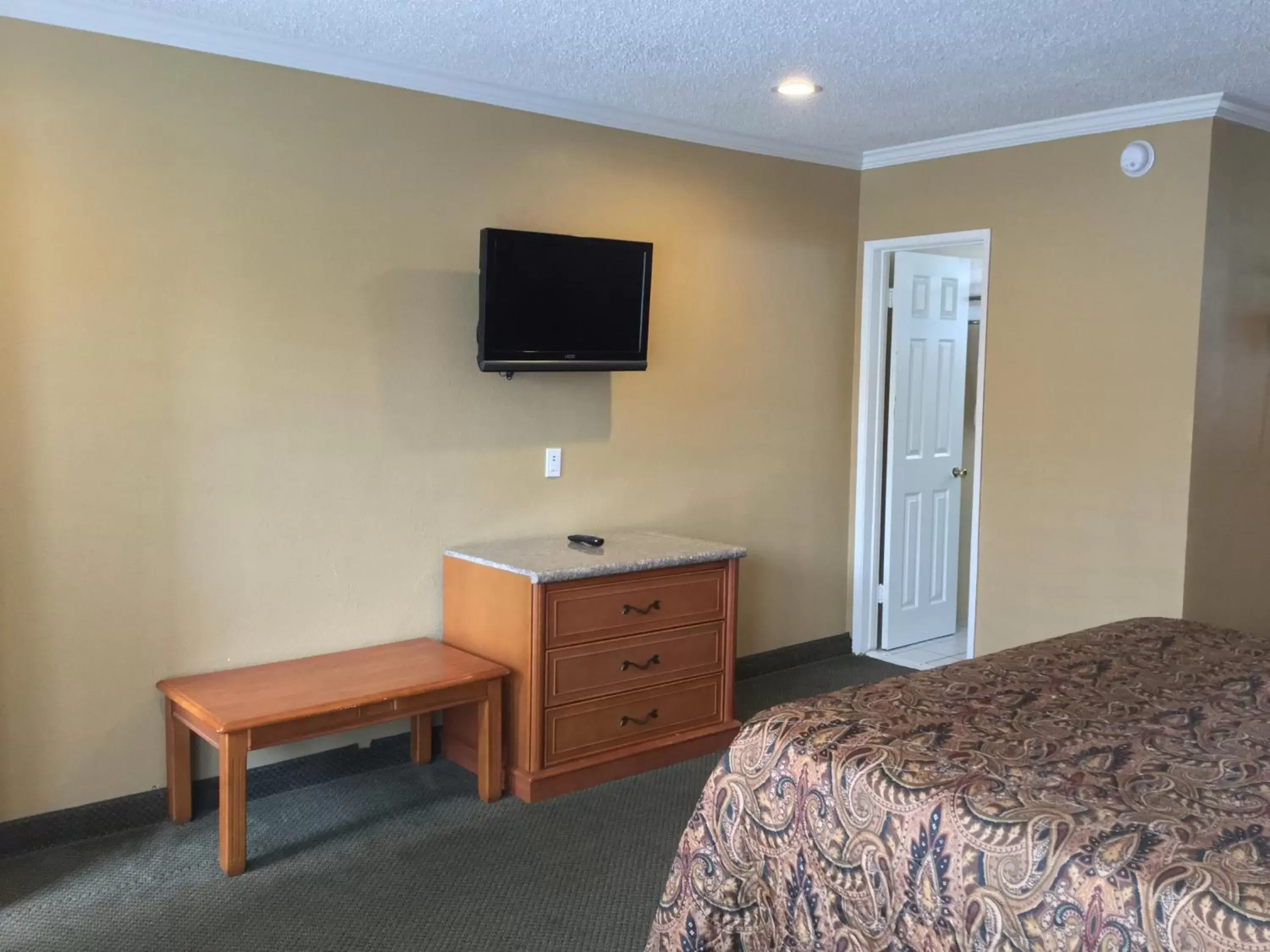 TV and multimedia, TV/Entertainment Center in Bevonshire Lodge Motel