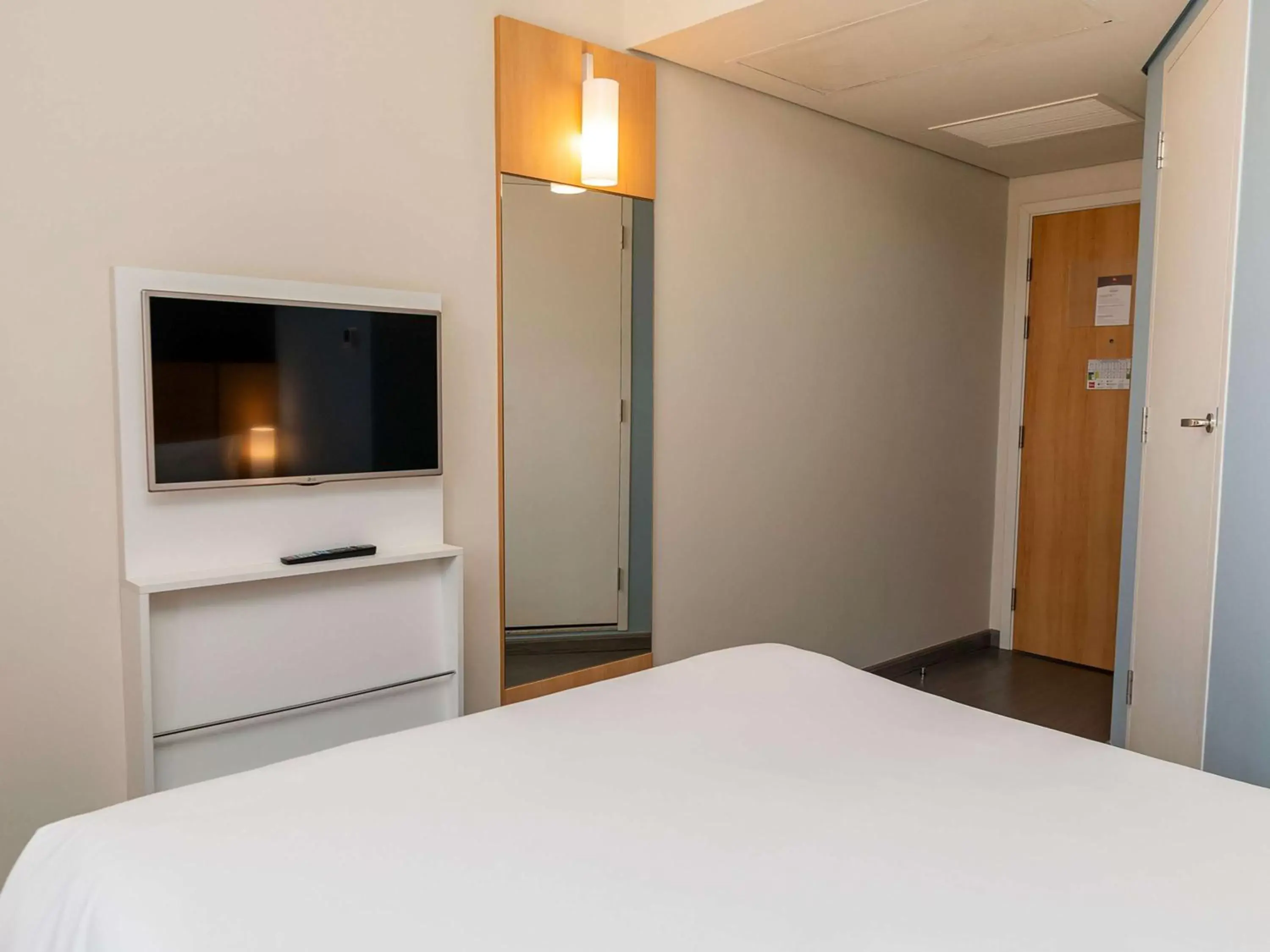 Bedroom, TV/Entertainment Center in ibis Chapeco