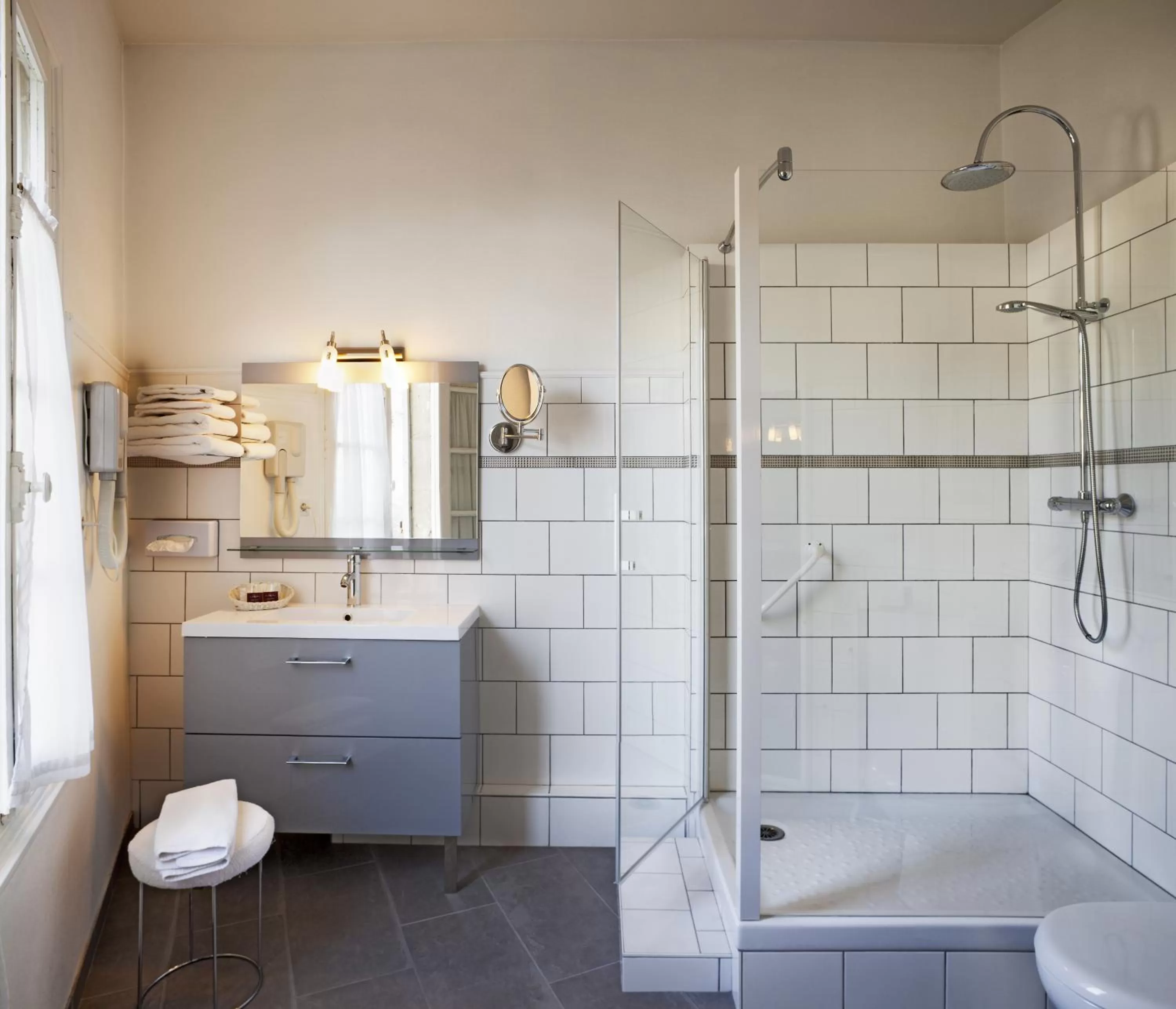Bathroom in Hôtel Le Plantagenet