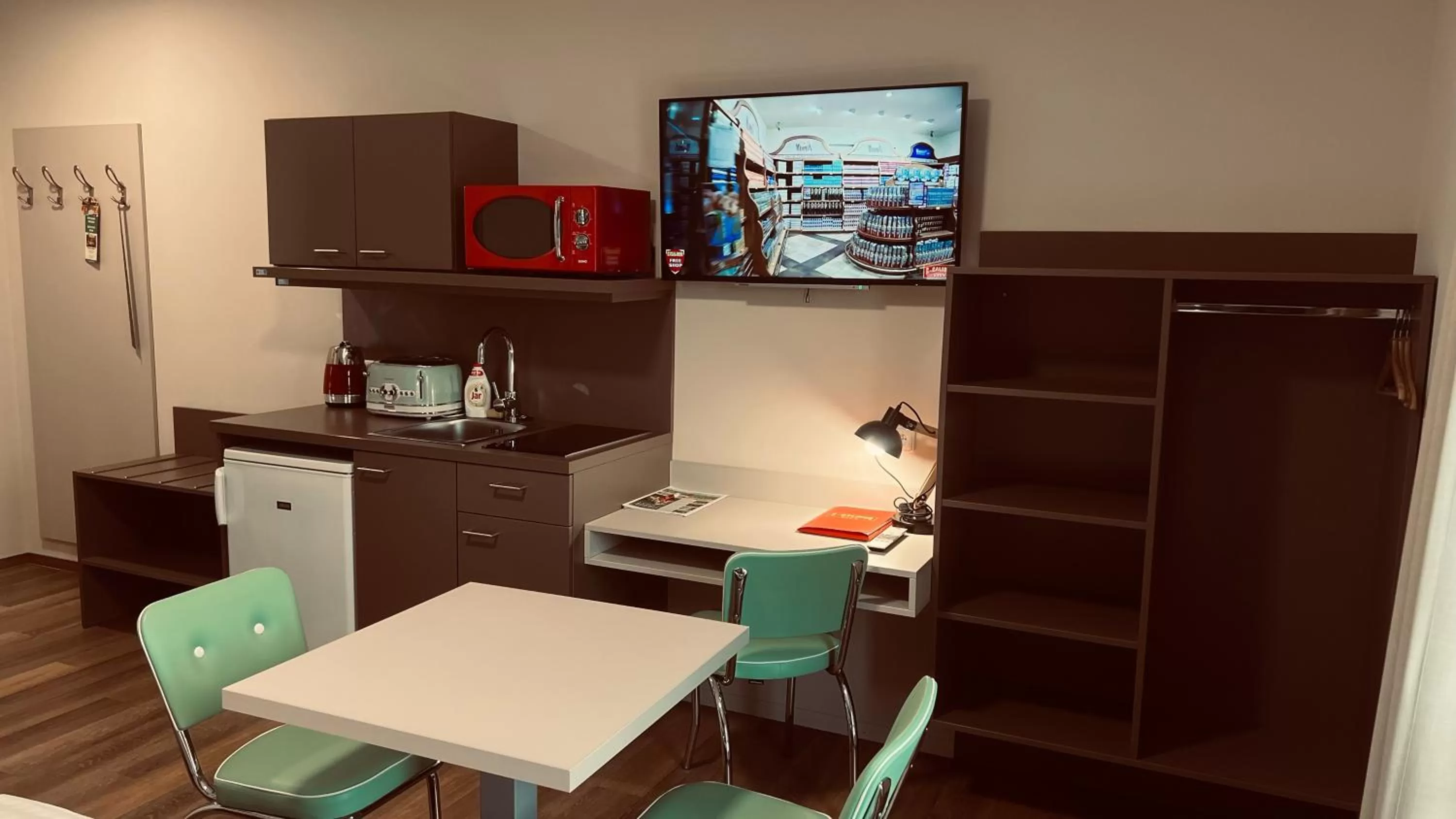 TV/Entertainment Center in Jukebox Hotel