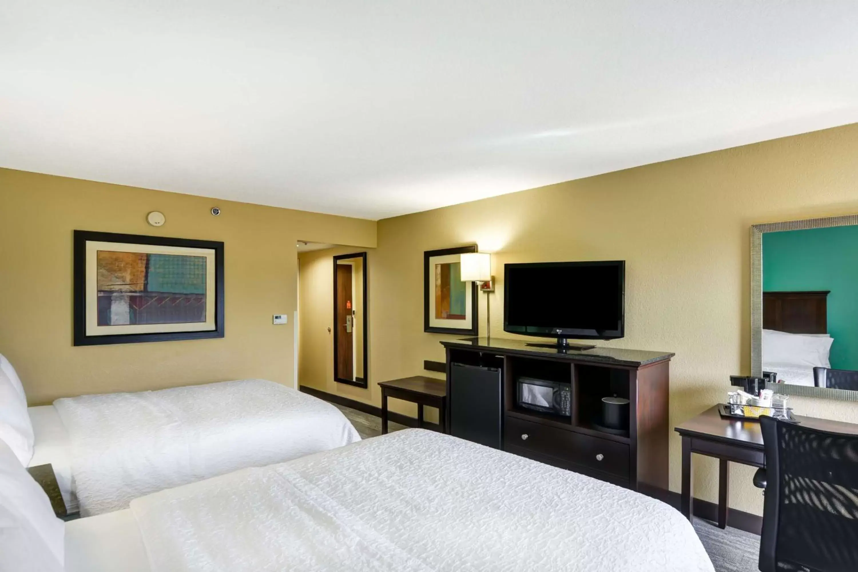 Bedroom, TV/Entertainment Center in Hampton Inn Mobile/East Bay