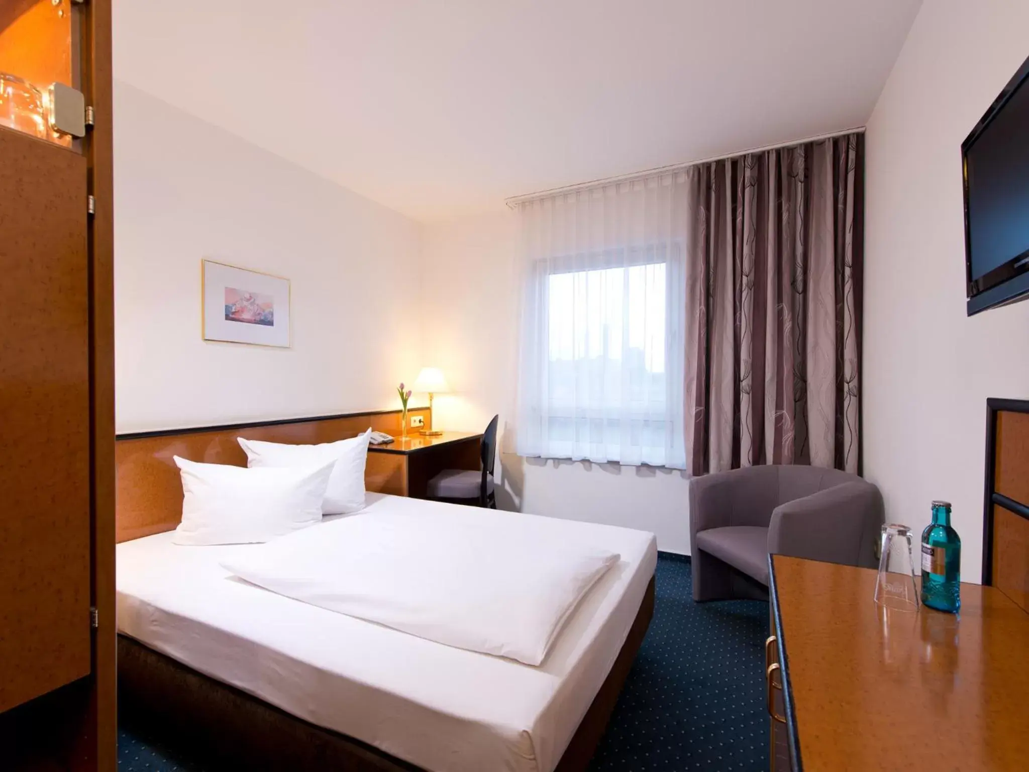 Photo of the whole room, Bed in ACHAT Hotel Rüsselsheim Frankfurt