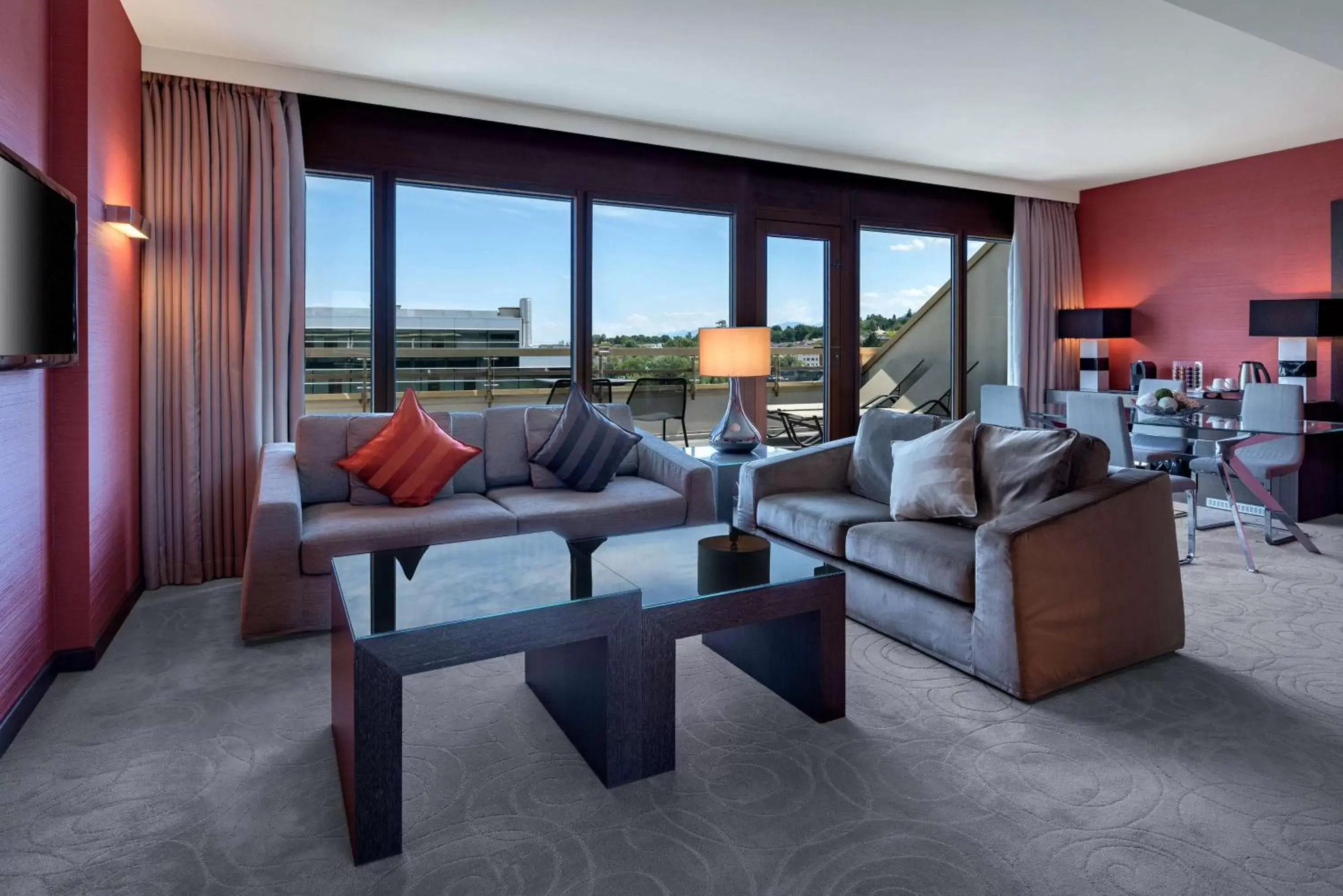 Living room, Seating Area in Hilton Geneva Hotel and Conference Centre