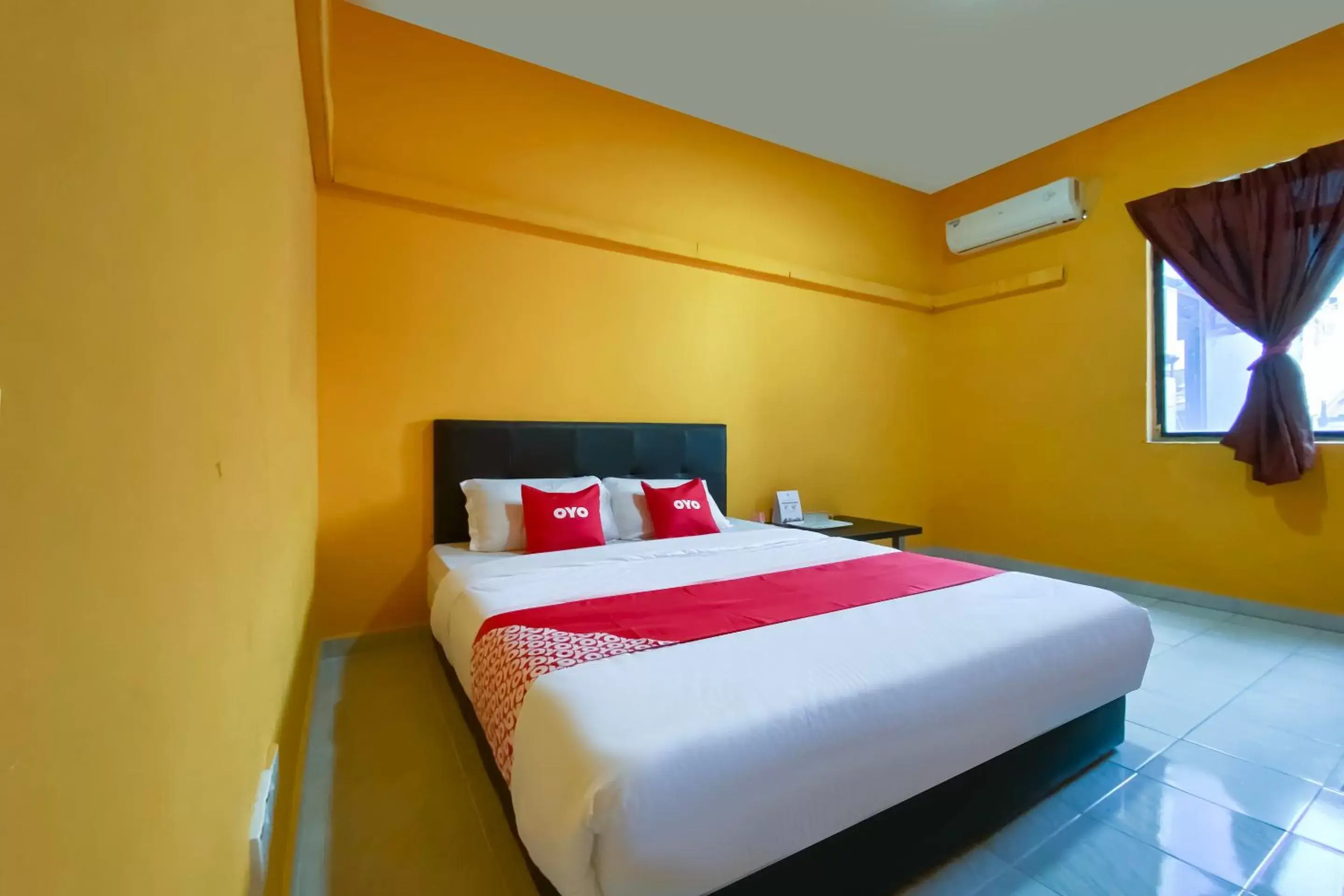 Bedroom in Super OYO 90039 Coop Hotel Kangar