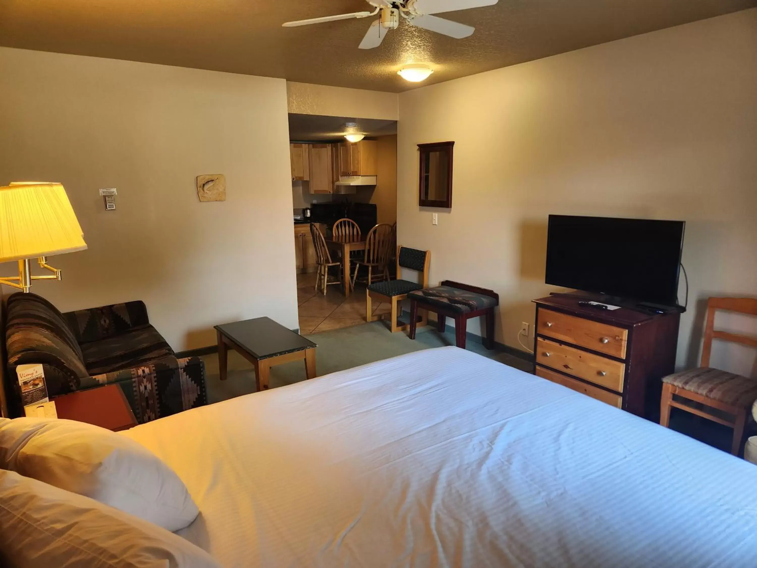 Bed, TV/Entertainment Center in Waterton Lakes Lodge Resort